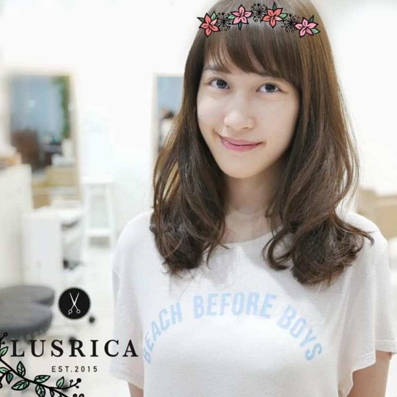 ก่อนอื่นขอขอบคุณๆแจน สำหรับรูปสวยๆนะคะ  #janchan วันนี้ Lusrica ขอแนะนำสไตล์ทำผมแบบดูธรรมชาติ โดยการดัดปลายผมแบบไม่มากและดูลอนเยอะจนเกินไป + กับการทำสีน้ำตาลธรรมชาติ และหน้าม้า ทำให้ดูน่ารัก หวานๆสไตล์สาวญี่ปุ่นขึ้นเลยค่ะ  Menu:
Cut+Perm+color ราคาปกติ 7500
โปรโมชั่นเดือนนี้เหลือเพียง 6000 บาทค่ะ! (แถมฟรี โซดา มูลค่า 200 บาทด้วยนะคะ ^^) -----------------------------------------------------
Lusrica Salon ซอยทองหล่อ 11 (UR Build)
Tel