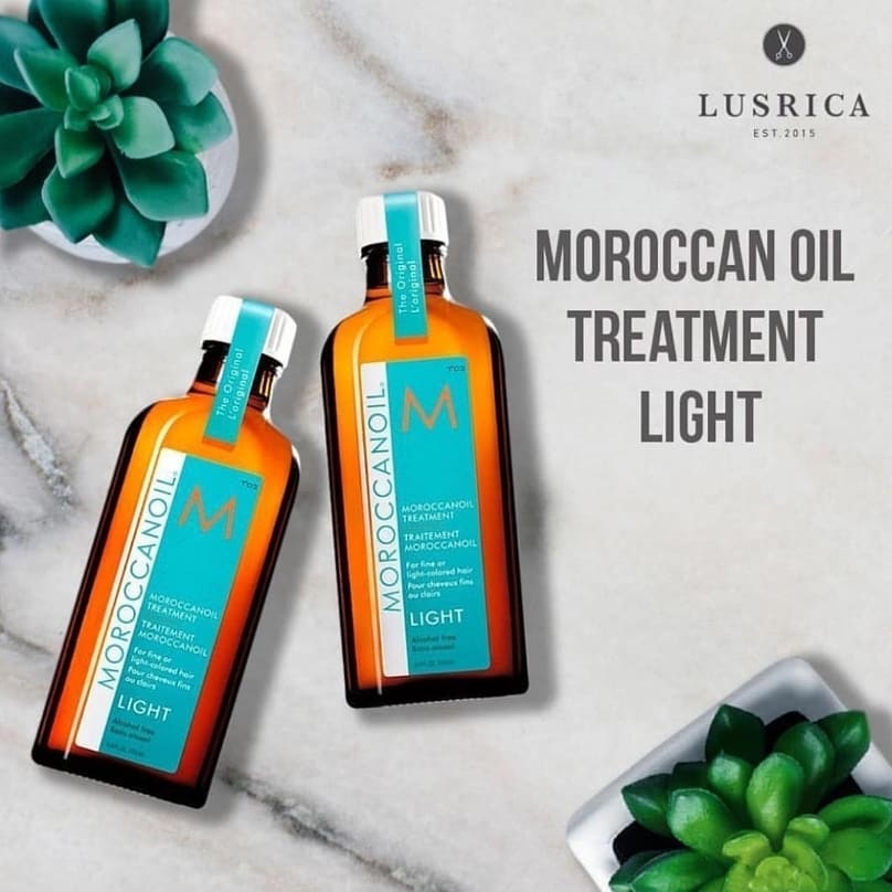 ตอนนี้ของเข้าแล้วนะคะ ผลิตภัณฑ์บำรุงผม Moroccan Oil  เป็นผลิตภัณฑ์ที่มีส่วนผสมของน้ำมันอาร์เกนเข้มข้นที่อุดมไปด้วยสารต้านอนุมูลอิสระ และวิตามินเพิ่มประกายเงางามให้กับเส้นผม  จึงช่วยไม่ให้เส้นผมพันกัน ทำให้ผมแห้งเร็วขึ้น อีกทั้งยังเพิ่มประกายเงางาม ช่วยบำรุงผม ให้ผมจัดทรงง่าย และเรียบลื่นขึ้นทุกครั้งที่ใช้ ผลลัพธ์ที่ได้คือผมที่โดดเด่นเปล่งประกายเหนือใคร นอกจากการจัดแต่งทรงผมแล้ว Moroccan Oil ยังสามารถใช้ในการบำรุงผม จัดแต่งทรง และเพิ่มความดูดีในขั้นตอนสุดท้ายได้อีกด้วย  