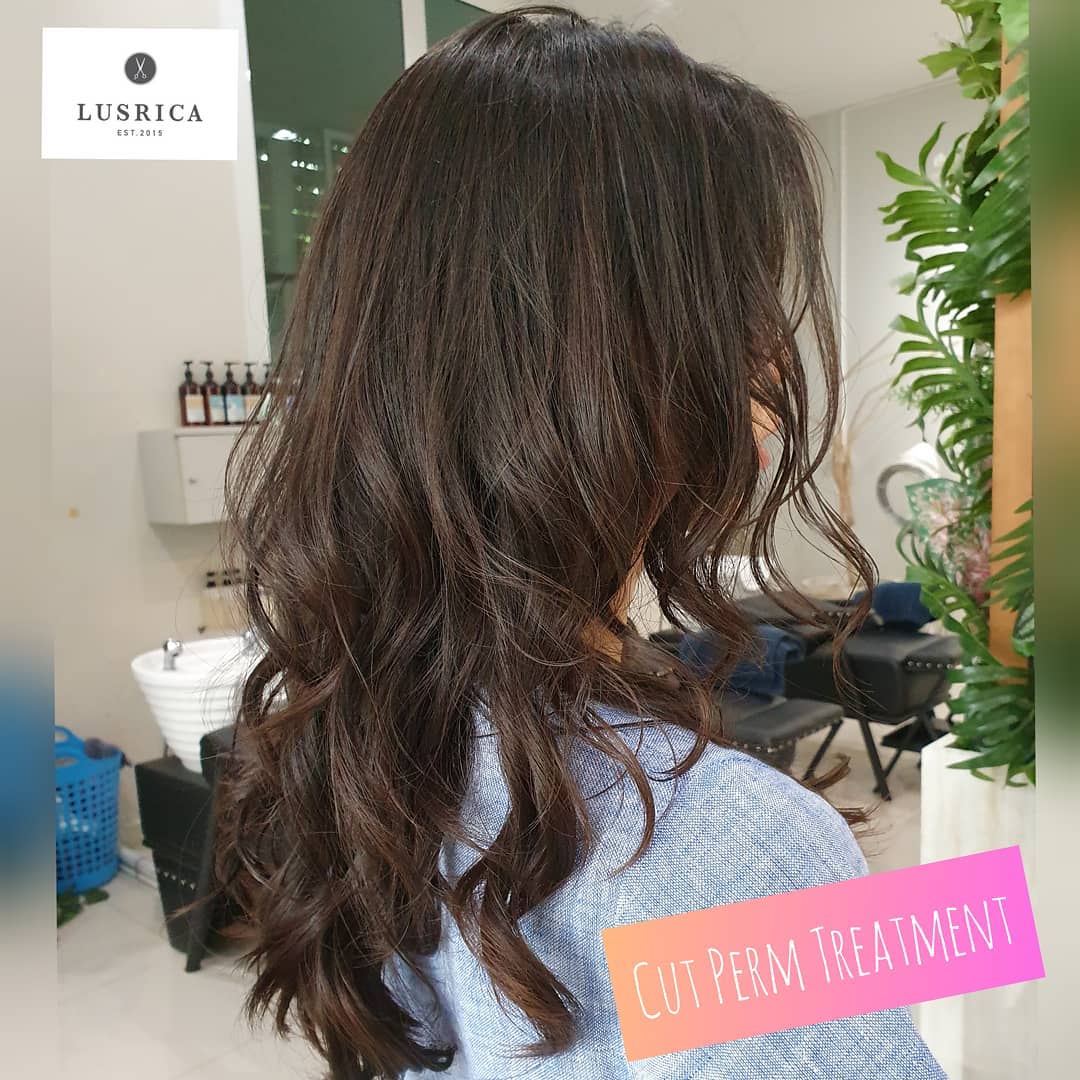 Cut perm treatment โปรสุดคุ้มเดือนนี้ จากปกติ 6000 เหลือ 3999 บาท (เฉพาะเดือนนี้เท่านั้นนะคะ) แนะนำให้จองล่วงหน้านะคะ  special stylist +500 -----------------------------------------------------
Lusrica Salon ซอยทองหล่อ 11 (UR Build)
Tel. 02-009-2616
Hours 10.00 AM - 06.30 PM  #lusrica #hairdresser #highlight #ashcolor #hair #haircut #hairstyles #haircolor #hairstyle #hairfashion #lifestyle #organic #salon #salonlife #beauty #beautyblogger #fashion #fashionblogger #streetstyle #streetfashion #streetphotography #thailand #bangkok #bangkokfashion #thonglor