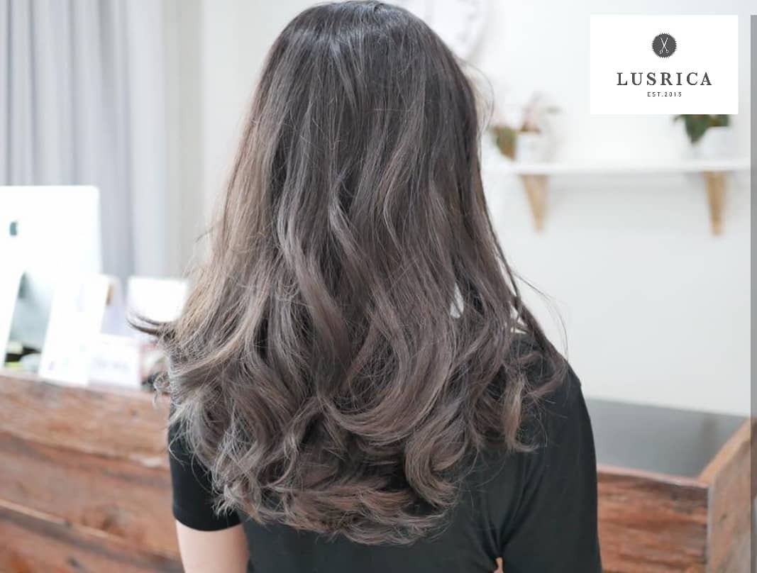 Balayage x Ombré  ด้วยการนำ hight technical ทั้ง 2 มาใช้ในการทำสี จะทำให้สีที่ออกมาดูมีมิติมากขึ้น สวยขึ้นไปอีก1ระดับ การทำสีด้วยเทคนิคนี้อาจจะต้องมีการฟอกผม 1-3 ครั้ง (ขึ้นอยู่กับสไตล์สีผม) และใช้เวลาทำประมาณ3ชั่วโมงขึ้นไปค่ะ -----------------------------------------------------
Lusrica Salon ซอยทองหล่อ 11 (UR Build)
Tel