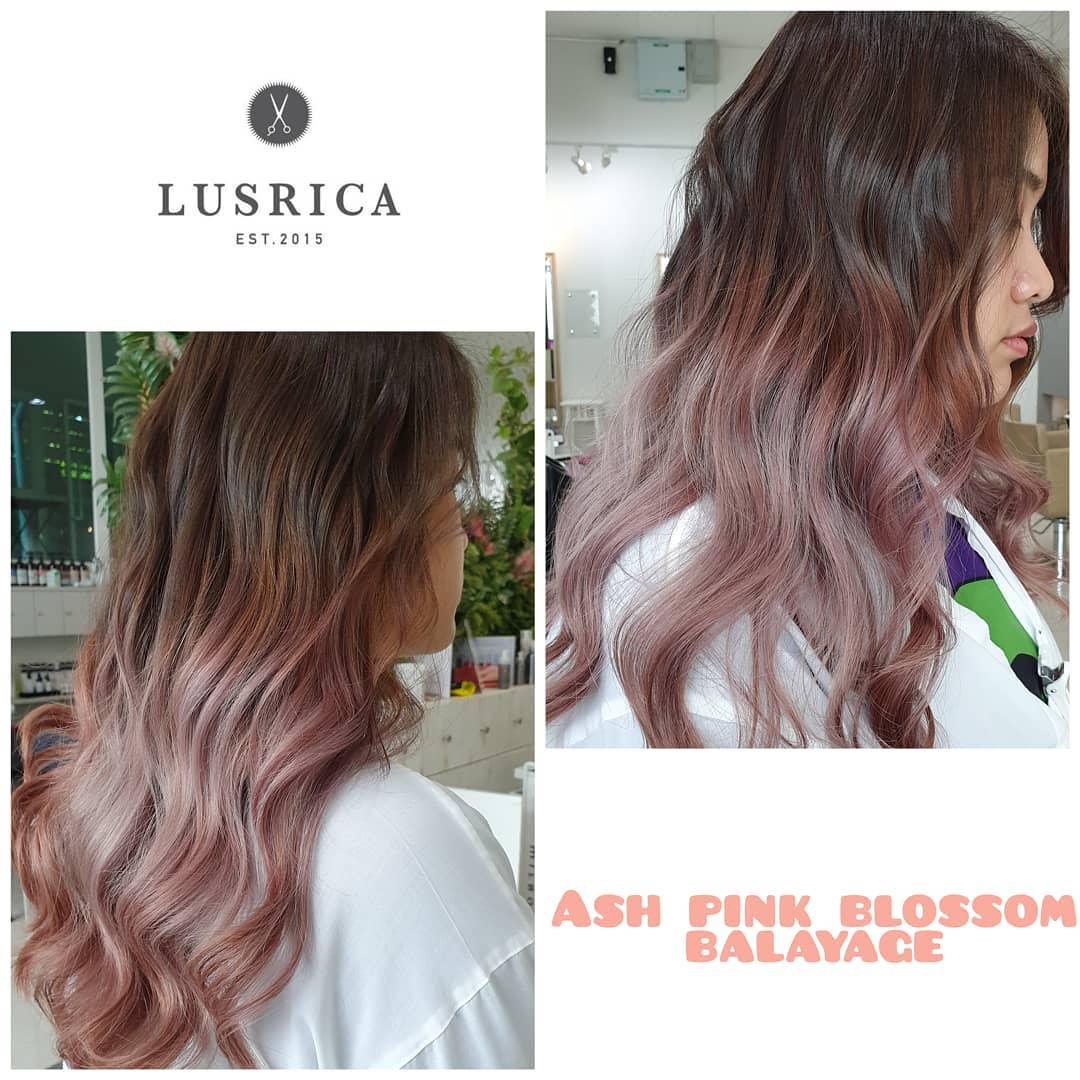 Lusrica สวัสดีค่ะ วันนี้แอดมินขอแนะนำสีแฟรชั่นแนว พาสเทล ash pink blossom สีสวยสดใสดูเท่ปนหวานไปในตัว โดยการย้อมจะเป็นสไตล์ บาลายาจ ไล่สีโทนเข้มลงสว่าง ทำให้ดูสวยโดดเด่นและดูราคาแพงมากๆค่ะ สวยจนคนเดินผ่านต้องหันมอง ️ สีนี้แนะนำนัดช่างล่วงหน้า 1-2 วันนะคะ ระยะเวลา 3-4 ชม