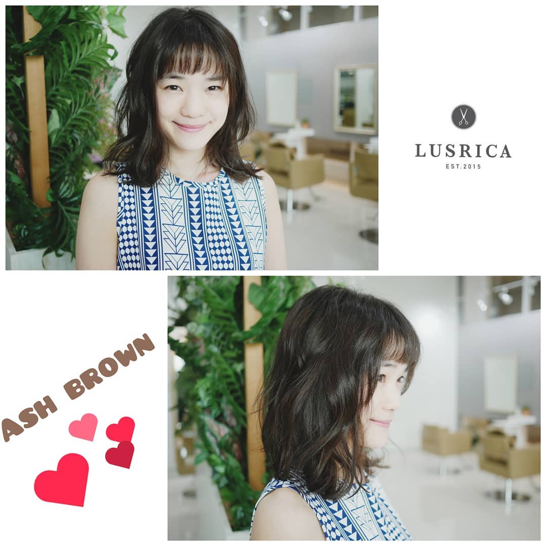 Lusrica Original Ash brown ยังคงเป็นสียอดนิยมของทางร้าน เนื่องจากใกล้เคียงกับสีตาสีคิ้วของสาวเอเซีย ไม่สว่างจนเกินไป จึงทำให้ใบหน้าไม่ดูหมองคล้ำ และทำให้ดูสุขภาพดี ใบหน้าสดใสขึ้นด้วยนะคะ  ★★★★★
โปรโมชั่น SET เดียวสวยแน่นอน 
CUT COLOR TREATMENT (3 เมนู)
จากราคาปกติ 5600 เหลือ 4700 บาทค่ะ!  ปล