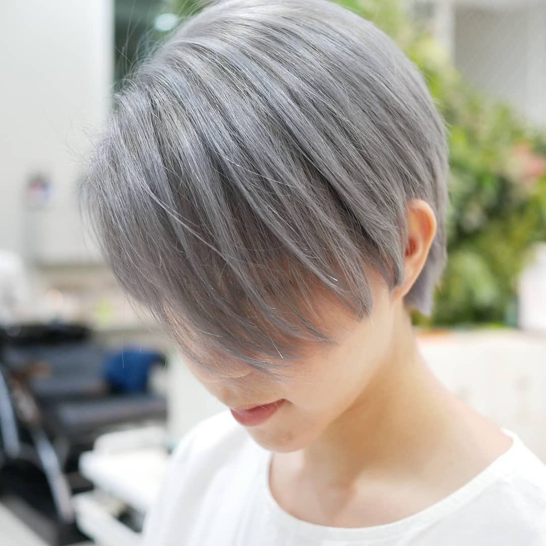 Short Hair สีผม Ash Silver ก็ดูสวยมากเลยนะคะ เนื่องจาก Bleach จนพื้นสีสว่างถึง Fade ก็ยังดูสวยอยู่นะคะ  -----------------------------------------------------
Lusrica Salon ซอยทองหล่อ 11 (UR Build)
Tel