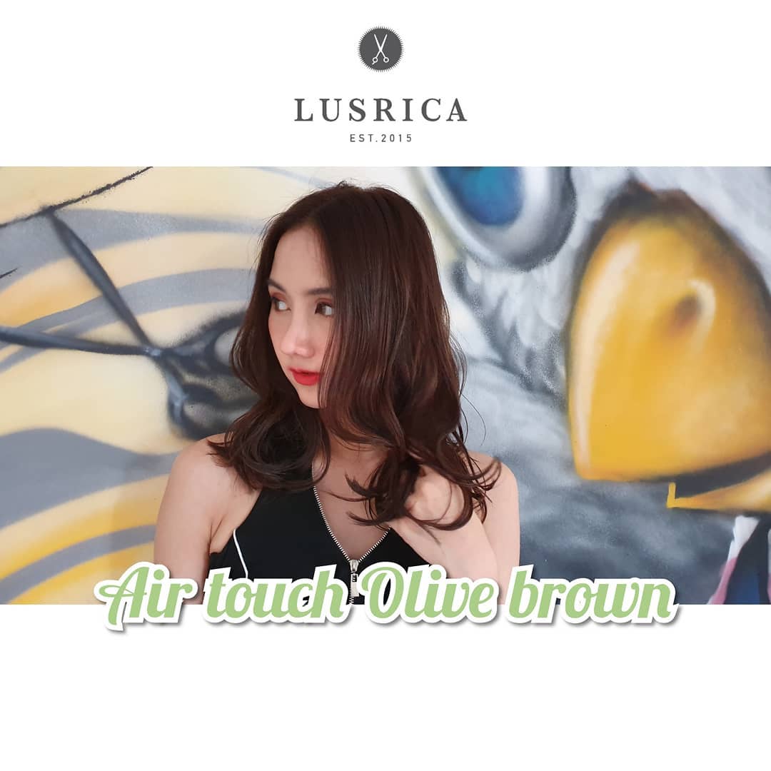 Olive Brown (Air touch balayage) Hi Light เป็นอีกสีนึงที่แนะนำค่ะ เป็นสีน้ำตาลที่ดูสวยสุขภาพดี เวลาสะท้อนแสงจะเป็นสีเขียวอ่อนๆ + กับเทคนิคแอร์ทัช บลายาจ ทำให้เพิ่ม Texture ให้กับสีผมและดูธรรมชาติกว่า บลายาจ ทั่วไปด้วยค่ะ Lusrica Online Booking
https://www