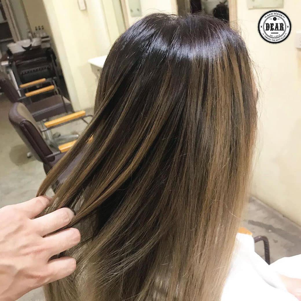 สีผม Banish Balayage ของร้าน DEAR กำลังมาแรงในกรุงเทพ
.
 Banish Balayage เป็นสีที่ทำให้คุณเพลิดเพลินได้เป็นเวลานานแม้เส้นผมจะยาวขึ้น♪
แม้กาลเวลาทำให้บางสีค่อย ๆ จางไป แต่ในฐานะมืออาชีพด้านสีเรามีการควบคุมการลงสีผมอย่างละเอียดเพื่อให้สีผมสวยงามได้ทุกช่วงค่ะ
หากต้องการสีผมที่ดูเท่ห์และเซ็กซี่แบบนี้ ต้องมาลองทำสีผมกับเรานะคะ
.
 สามารถอ่านบทความเพิ่มเติมได้ที่นี่ค่ะ ⠀
https://bit.ly/2LUM9f8⠀
----------------------------------------------⠀
 ร้านตั้งอยู่ที่ ซ.สุขุมวิท 39 เดินเข้าซอยแล้ว⠀
เดินต่อไปอีกประมาณ 100 เมตร อยู่ฝั่งขวามือนะคะ⠀
----------------------------------------------⠀
 Booking: 02-258-6780
 Online Booking: http://bit.ly/2VL5K1E
 New! Line@(ภาษาไทย): @dear_hair_th
 Open: Mon-Fri 9:00-17:30/Sat-Sun 10:00-18:30⠀
 Close: Every Wednesday⠀
 Website: www.dear-hair-design.com
.
#dearhairdesign #sukhumvit39 #BTSprompongstation
#bangkok #thailand #japan #hairdesign #banishbalayage #color #haircolor
#เดียร์แฮร์ดีไซน์ #สุขุมวิท39 #บีทีเอสพร้อมพงษ์ #ผู้หญิง #ผมสวย #แบนิชบาลายาจ #ทำสีผม #ผมทำสี