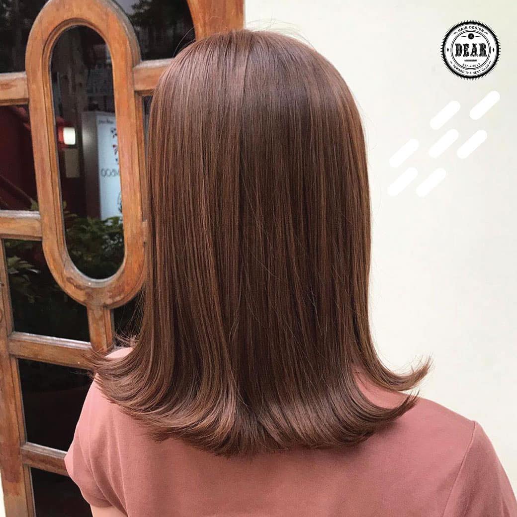 สีผม Light Pink Beige สำหรับสาวสุดชิค 
.
สาว ๆ มักจะเพิ่มสีผมชมพูเบจเพื่อให้ดูชิคและน่ารักยิ่งขึ้น ถึงจะไม่ใช่สีที่เด่นชัด แต่ก็สามารถสนุกไปกับสีผมที่ค่อย ๆ จางลงได้ค่ะ นอกจากนี้การม้วนปลายผมออกด้านนอกยังให้ความรู้สึกที่นุ่มนวลของผู้หญิงอีกด้วยนะคะ
.
มาลองสีจับคู่สีผมที่เหมาะกับคุณเองได้ที่ร้าน DEAR นะคะ ♪
.
 สามารถอ่านบทความเพิ่มเติมได้ที่นี่ค่ะ ⠀
https://bit.ly/2LUM9f8⠀
----------------------------------------------⠀
 ร้านตั้งอยู่ที่ ซ.สุขุมวิท 39 เดินเข้าซอยแล้ว⠀
เดินต่อไปอีกประมาณ 100 เมตร อยู่ฝั่งขวามือนะคะ⠀
----------------------------------------------⠀
 Booking: 02-258-6780
 Online Booking: http://bit.ly/2VL5K1E
 New! Line@(ภาษาไทย): @dear_hair_th
 Open: Mon-Fri 9:00-17:30/Sat-Sun 10:00-18:30⠀
 Close: Every Wednesday⠀
 Website: www.dear-hair-design.com
.
#dearhairdesign #sukhumvit39 #BTSprompongstation
#bangkok #thailand #hairdesign #haircolor #color
#เดียร์แฮร์ดีไซน์ #สุขุมวิท39 #บีทีเอสพร้อมพงษ์ #ผู้หญิง #ผมสวย #ผมทำสี #ทำสีผม #สีผมสวย #แฟชั่น