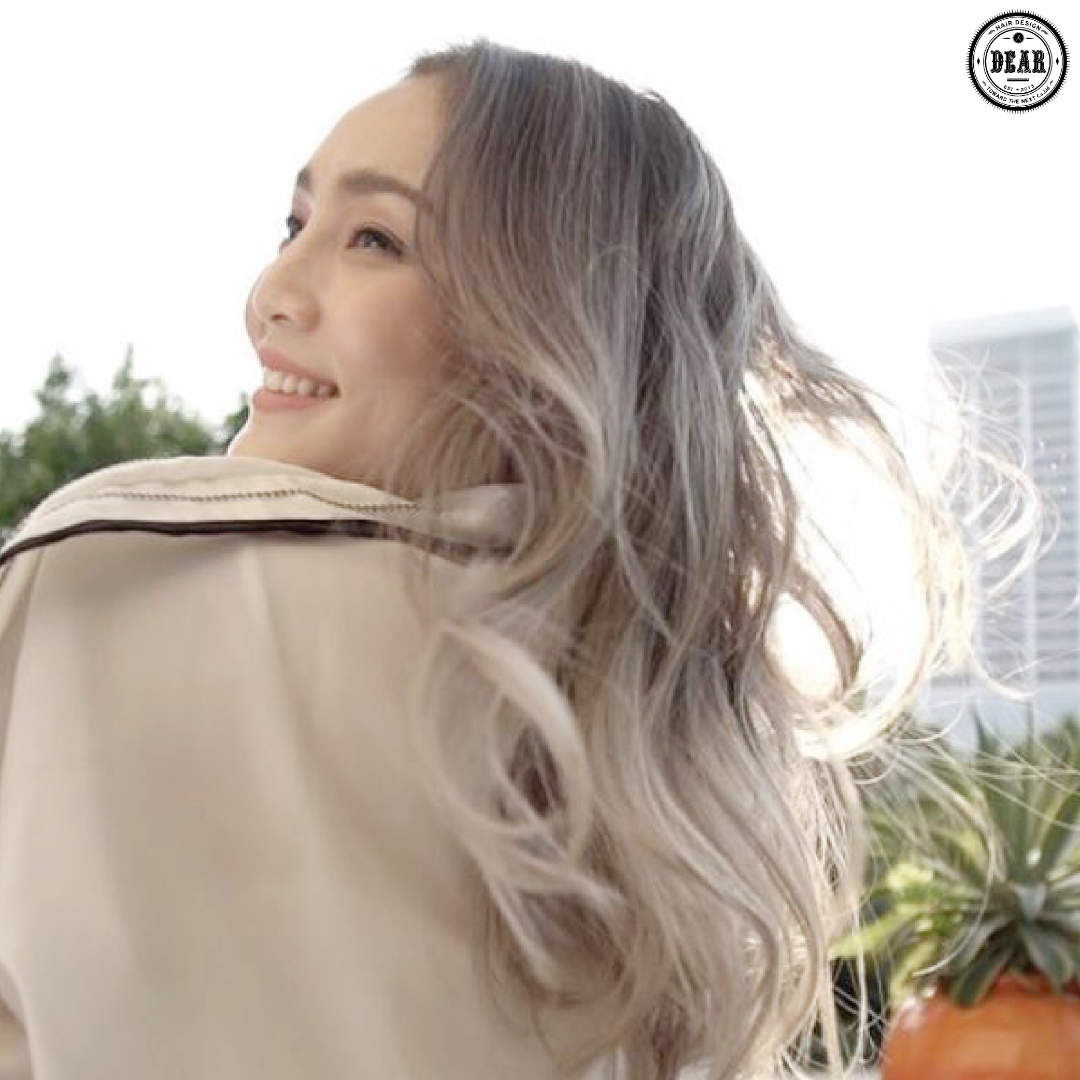 Air touch Banish Balayage
สีผม Balayage รูปแบบใหม่มาแล้วค่ะ 
วิธีการทำสีผม Balayage มีหลากหลายแบบตามสไตล์แต่ละคนค่ะ !
จุดเด่นของ Balayage คือคุณสามารถเพลิดเพลินกับสีนั้นได้นาน 
แม้จะย้อมแค่ช่วงปลายผมแบบเต็มหรือแบบเล็กน้อยก็ตาม♪  มาลองทำสีนี้กันดูนะคะ
.
 สามารถอ่านบทความเพิ่มเติมได้ที่นี่ค่ะ ⠀
https://bit.ly/2LUM9f8
----------------------------------------------⠀
 ร้านตั้งอยู่ที่ ซ.สุขุมวิท 39 เดินเข้าซอยแล้ว⠀
เดินต่อไปอีกประมาณ 100 เมตร อยู่ฝั่งขวามือนะคะ⠀
----------------------------------------------⠀
️ Booking: 02-258-6780
️ Online Booking:  http://bit.ly/2VL5K1E
️ Line@(ภาษาไทย): แอดมาที่ @dear_hair_th
️ IG: dearhairdesign
️ Open: Mon-Fri 9:00-17:30/Sat-Sun 10:00-18:30⠀
️ Close: Every Wednesday⠀
️ Website: www.dear-hair-design.com
.
#dearhairdesign #sukhumvit39 #BTSprompongstation
#bangkok #thailand #japan #hairdesign #color #haircolor  #AirtouchBanishBalayage 
#เดียร์แฮร์ดีไซน์ #สุขุมวิท39 #บีทีเอสพร้อมพงษ์ #ผู้หญิง #ผมสวย #ผมทำสี  #ทำสีผม