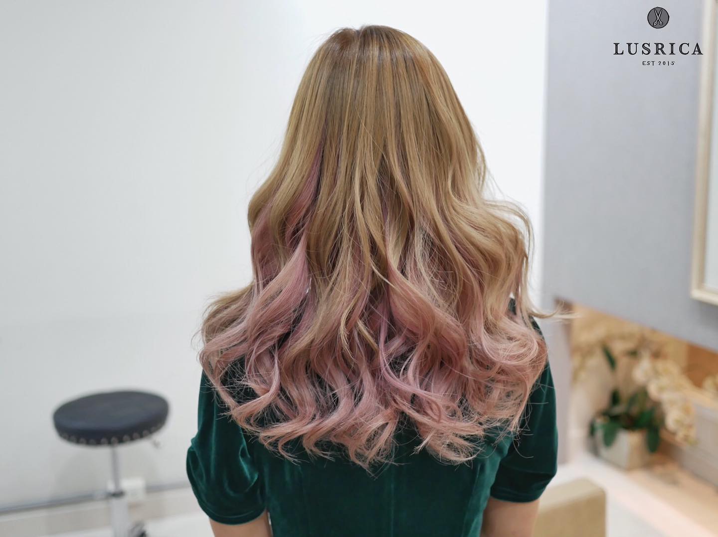 Ｂｌｏｎｄ　ｐｉｎｋ
(ブロンドピンク)  Ｂｌｏｎｄ　ｐｉｎｋนั้นเป็นการรวมเอาสีบอนด์และสีชมพูมาไว้ด้วยกัน ซึ่งเป็นสีผมที่ทำแล้วดูโฉบเฉี่ยวทันสมัย แถมทำให้หน้าไบรท์ สว่างสดใส มีออร่าโดดเด่นกันสุดๆ ไปเลยค่ะ  Use japanese technology to minimize damage and get the color you need for shing hair  ใช้เทคโนโลยีจากญี่ปุ่นเพื่อลดความเสียหายของเส้นผมและรับสีที่คุณต้องการสำหรับผมที่เงางาม  Hair :
Salon : @lusrica_salon  Online booking : https://reservia