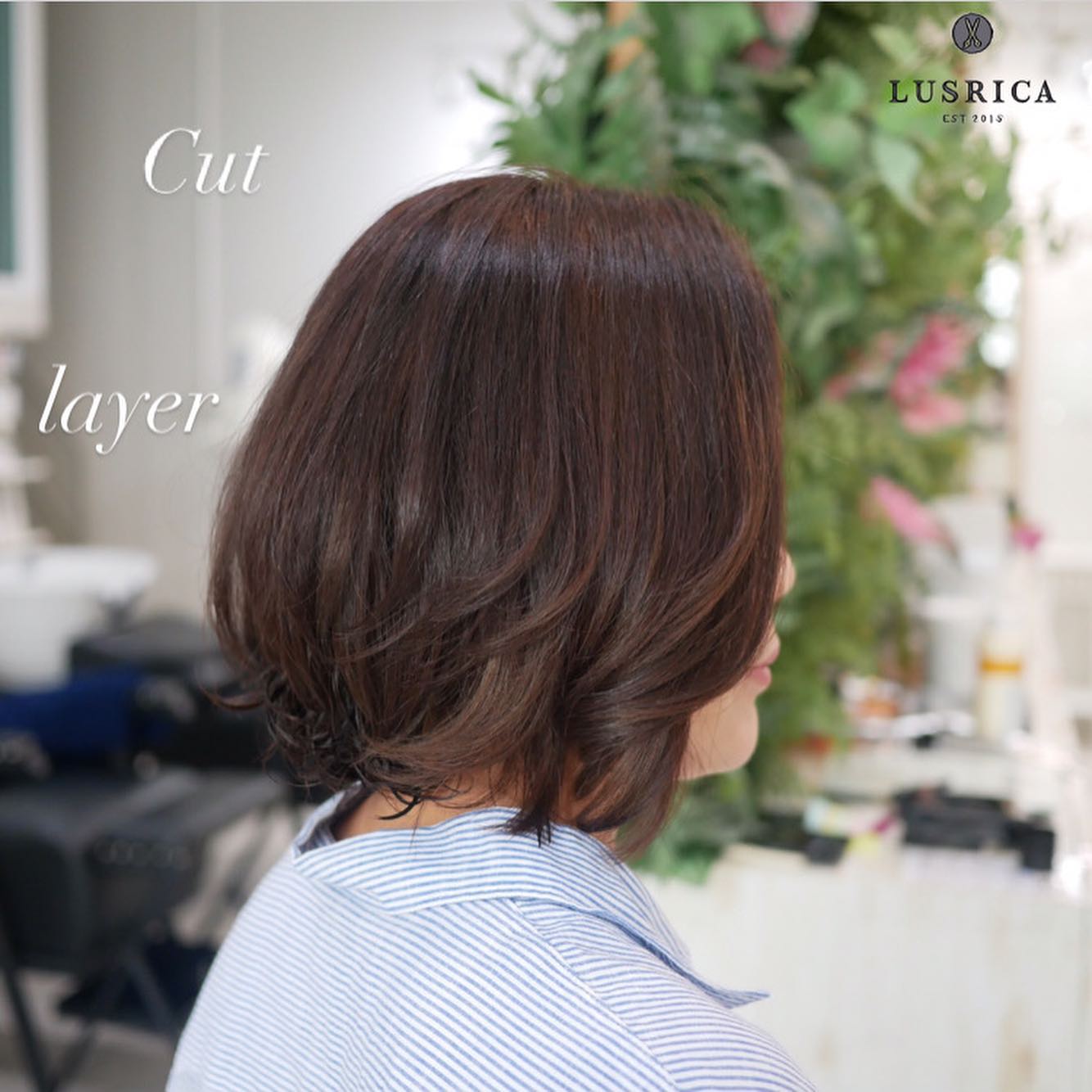 Cut & Layer เทคนิคเฉพาะในการตัดและลงเลเยอร์ของช่างเพื่อทำให้ผมดูมีวอลลุ่มได้สไตล์เก๋ ทรงดูไม่รีบแบน ดูมีมิติ นอกจากนั้นยังใช้เครื่องม้วนและผลิตภัณฑ์จัดแต่งทรงผมเซ็ตผมช่วยให้ผมอยู่ทรงมากยิ่งขึ้นด้วยค่ะ  ขอบคุณคุณลูกค้าที่ไว้วางใจให้Lusricaดูแลนะคะ🏻‍♀️️  Hair : @re