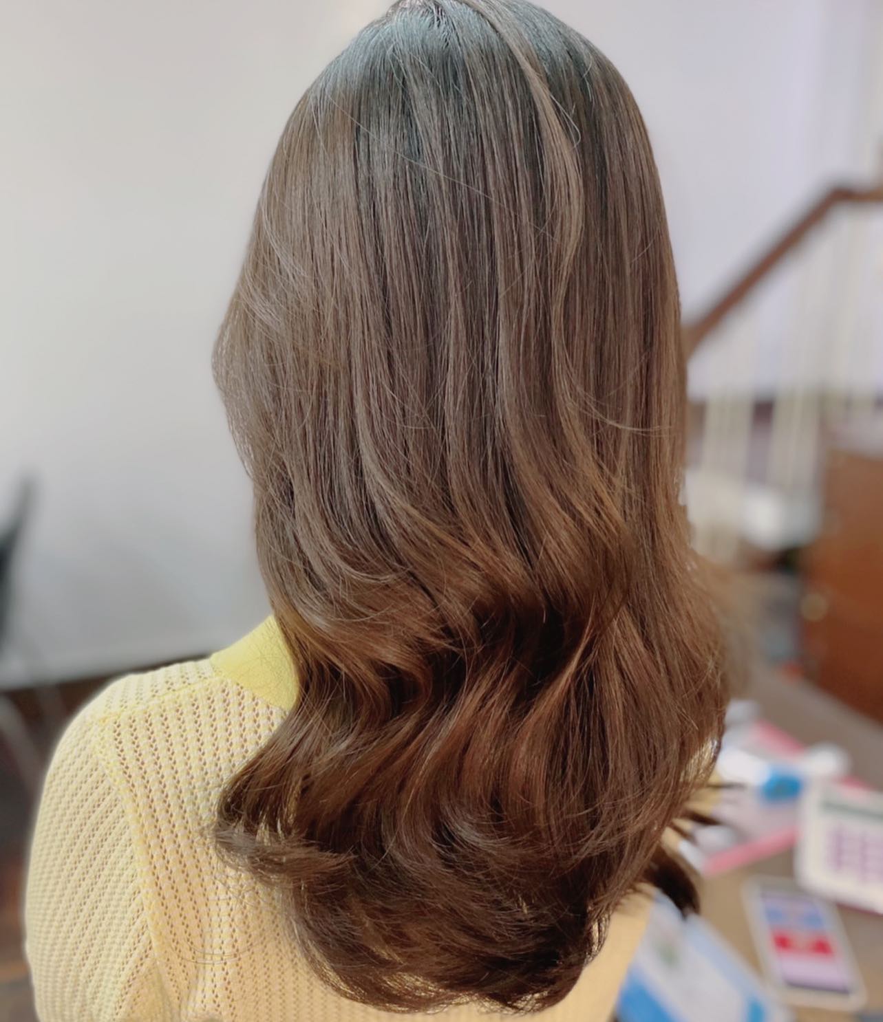 Cut+ Digital perm+ treatment ทำผมโดยช่างญา ช่างทำผมสไตล์ญี่ปุ่น '
 สวัสดีค่ะ  วันนี้ ลูกค้ามาใช้บริการ ดัดผมเบาๆ สำหรับลูกค้าที่มีปัญหาผมเสียเล็ก และตรงมากๆแล้วอยากมีวอลุ่ม เป่าง่ายๆสบายๆ ยินดีให้คำปรึกษาก่อนมาใช้บริการ🥰🥰
ร้านเปิดให้บริการ 9