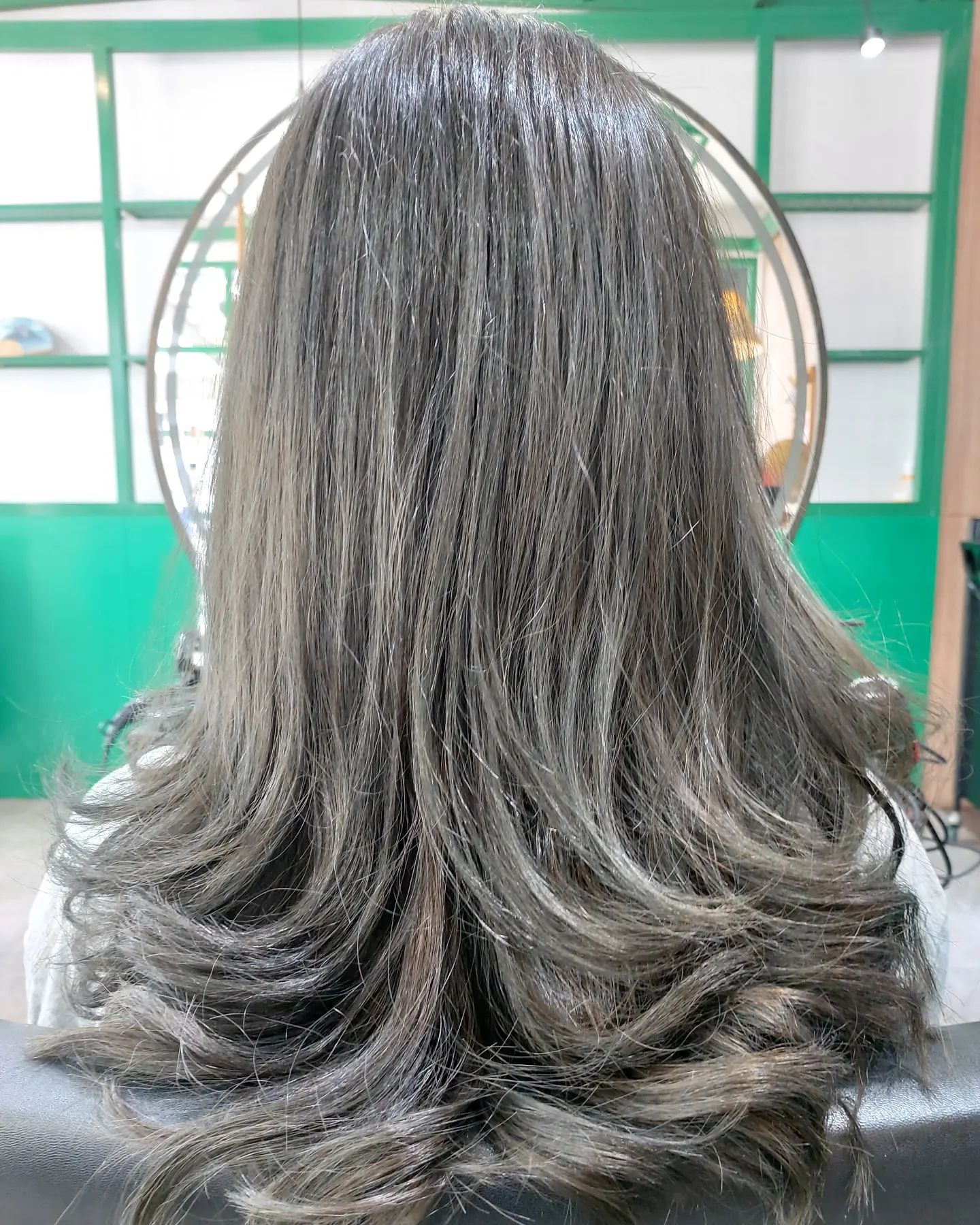 Cut+bleach +color +olaplex +treatment Milbon  ️Free parking available
สามารถโทรจองคิวได้ที่
02-042-8385
LINE Account : https://lin