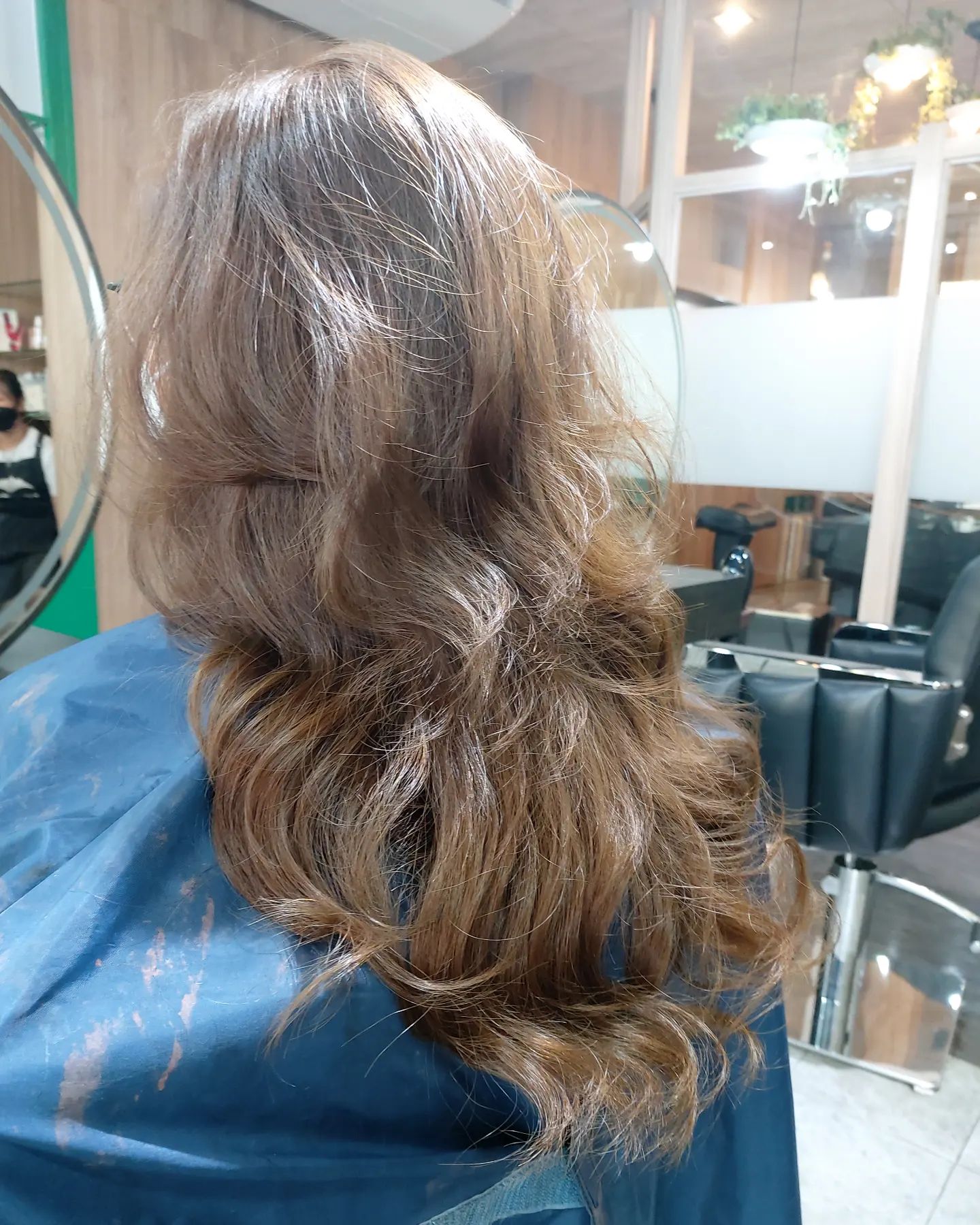 Cut+perm +color +treatment Milbon  ️Free parking available
สามารถโทรจองคิวได้ที่
02-042-8385
LINE Account : https://lin