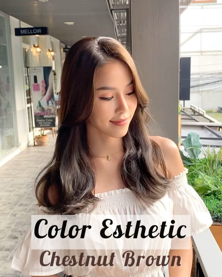 Color Esthetic  ถึงแม้จะเป็นรายการเกี่ยวกับการทำสีผม แต่ก็สามารถทำให้เส้นผมมีสุขภาพที่ดีขึ้นได้🤫  เมนูCuu's hair เป็นเมนูยอดนิยม จำเป็นต้องจำกัดสิทธิ์ในการจองคิว แนะนำให้ทุกท่านรีบติดต่อทางเราเพื่อสำรองคิวไว้ล่วงหน้า
สำหรับเมนูนี้เป็นการทำสีพร้อมกับการดูแลเส้นผมด้วยการเติมสารอาหารจำนวนมาก เช่น เคราติน คอลลาเจน กรดอะมิโน กรดไฮยาลูโรนิก เซราไมด์ ฯลฯ 
ไม่ว่าจะเป็นพื้นผมธรรมดา หรือพื้นผมที่ผ่านการฟอก ผมจะดูเงางามขึ้น เนื่องจากเส้นผมได้รับการบำรุงดูแลจากภายใน ไม่ว่าจะมีสภาพเส้นผมอย่างไรผมจะดีขึ้นได้อย่างแน่นอน  แนะนำ!! เหมาะสำหรับผู้ที่ต้องการทำสีผมแต่ไม่ต้องการให้เส้นผมหรือหนังศรีษะถูกทำลายหรือได้รับความเสียหาย   อยากให้ทุกท่านได้สัมผัสกับเมนูทำผมอย่างเต็มรูปแบบที่สัมผัสได้ที่ CUU’s hair ที่เดียวเท่านั้น ‍♀️  カラーエステは…  ヘアカラーメニューなのに髪の毛が良くなります🤫  クーズヘアの人気メニュー、予約に制限を設けているのでご予約はお早めに！
ケラチン、コラーゲン、アミノ酸、スーパーヒアルロン酸、セラミドなどなどここでは伝えきれない程の栄養をたくさん入れながらカラーの施術しています。普通の髪はもちろん、ブリーチ毛でも、とても艶が出て、髪の内部から栄養補給されてどんな髪でも本来の状態が必ず良くなります！
カラーしたいけど、髪や頭皮を傷ませたくない方におすすめです！  クーズヘアのオリジナル、髪エステ是非体験してください‍♀️  IG:cuushair
Facebook : Cuu's​ hair
TEL : 02-065-0909
#bangkok #thonglor #bangkokhairsalon #ผม #เกาหลี #ม้วนผมเกาหลี #ร้านเสริมสวย #ดัดผม #สไตล์เกาหลี #hairesthetic #organic