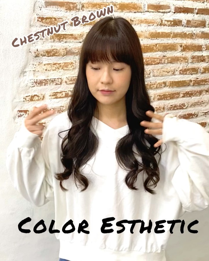 Color Esthetic  ถึงแม้จะเป็นรายการเกี่ยวกับการทำสีผม แต่ก็สามารถทำให้เส้นผมมีสุขภาพที่ดีขึ้นได้🤫  เมนูCuu's hair เป็นเมนูยอดนิยม จำเป็นต้องจำกัดสิทธิ์ในการจองคิว แนะนำให้ทุกท่านรีบติดต่อทางเราเพื่อสำรองคิวไว้ล่วงหน้า
สำหรับเมนูนี้เป็นการทำสีพร้อมกับการดูแลเส้นผมด้วยการเติมสารอาหารจำนวนมาก เช่น เคราติน คอลลาเจน กรดอะมิโน กรดไฮยาลูโรนิก เซราไมด์ ฯลฯ 
ไม่ว่าจะเป็นพื้นผมธรรมดา หรือพื้นผมที่ผ่านการฟอก ผมจะดูเงางามขึ้น เนื่องจากเส้นผมได้รับการบำรุงดูแลจากภายใน ไม่ว่าจะมีสภาพเส้นผมอย่างไรผมจะดีขึ้นได้อย่างแน่นอน  แนะนำ!! เหมาะสำหรับผู้ที่ต้องการทำสีผมแต่ไม่ต้องการให้เส้นผมหรือหนังศรีษะถูกทำลายหรือได้รับความเสียหาย   อยากให้ทุกท่านได้สัมผัสกับเมนูทำผมอย่างเต็มรูปแบบที่สัมผัสได้ที่ CUU’s hair ที่เดียวเท่านั้น ‍♀️  Color Esthetic
7300 บาท → 4600 บาท
ตัด ,ทำสี ,ให้คำปรึกษา, ดีท็อกซ์หนังศีรษะ,สระผม, แชมพู ,ทรีทเม้นท์, เซ็ท, เป่า,การรับประกัน (ฟรี) ปรึกษาทางไลน์ (ฟรี) + ตัดหน้าม้าหลังทำ 3 สัปดาห์  ระยะเวลาที่ใช้ : ประมาณ 3 ชั่วโมง  カラーエステは…  ヘアカラーメニューなのに髪の毛が良くなります🤫  クーズヘアの人気メニュー、予約に制限を設けているのでご予約はお早めに！
ケラチン、コラーゲン、アミノ酸、スーパーヒアルロン酸、セラミドなどなどここでは伝えきれない程の栄養をたくさん入れながらカラーの施術しています。普通の髪はもちろん、ブリーチ毛でも、とても艶が出て、髪の内部から栄養補給されてどんな髪でも本来の状態が必ず良くなります！
カラーしたいけど、髪や頭皮を傷ませたくない方におすすめです！  クーズヘアのオリジナル、髪エステ是非体験してください‍♀️  IG:cuushair
Facebook : Cuu's​ hair
TEL : 02-065-0909
#bangkok #thonglor #bangkokhairsalon #ผม #เกาหลี #ม้วนผมเกาหลี #ร้านเสริมสวย #ดัดผม #สไตล์เกาหลี #hairesthetic #organic