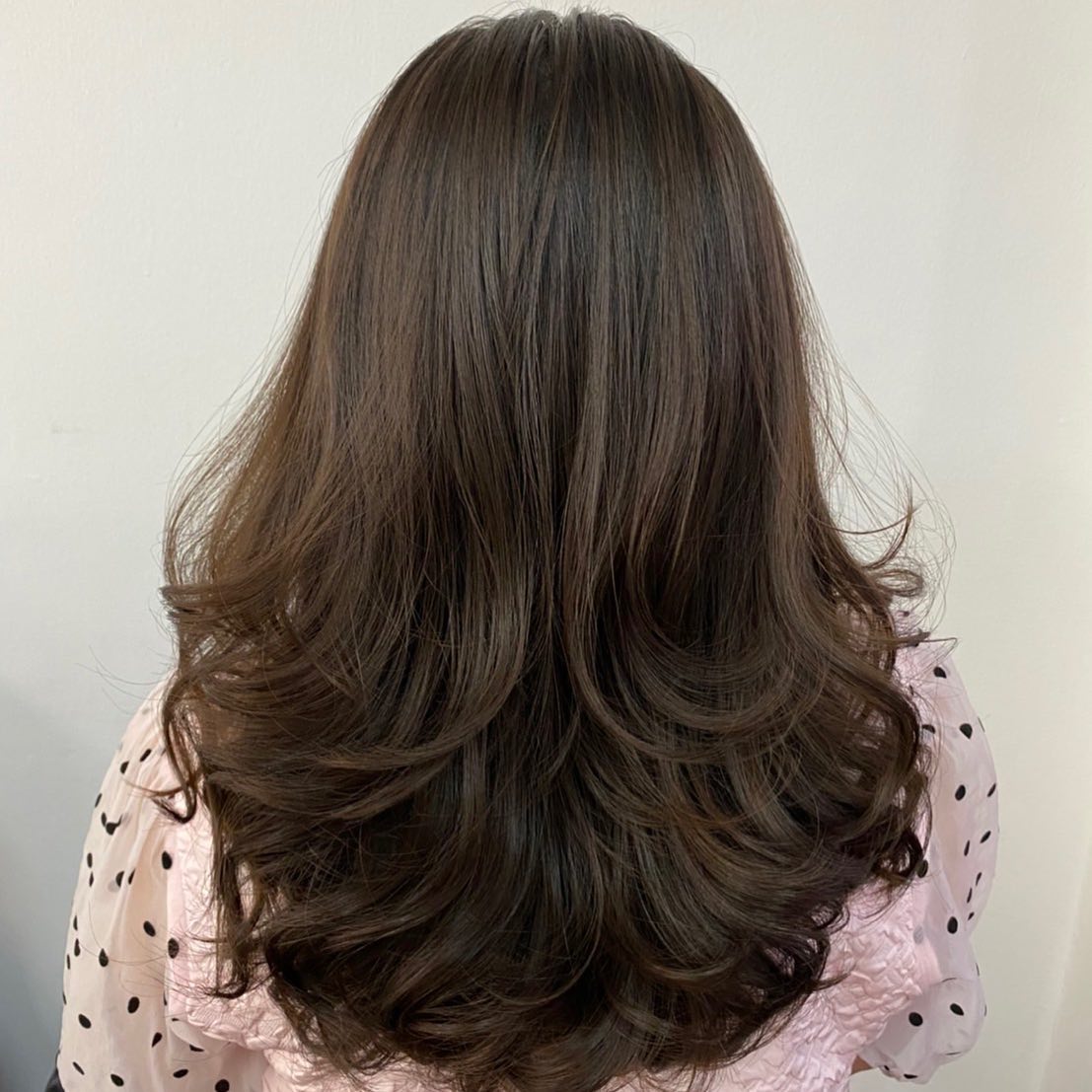 cut +digital perm+olaplex +milbon treatment ทำผมโดยช่างญา ช่างทำผมสไตล์ญี่ปุ่น '
 สวัสดีค่ะ  วันนี้ ร้านเปิดให้บริการตามปกติแล้วนะคะ 
วันนี้ดัดดิจิตอล ลอนเบาๆเป่าสบายๆ สามารถทำเองได้ที่บ้านค่ะ
ยินดีให้คำปรึกษาก่อนมาใช้บริการ🥰🥰
ร้านเปิดให้บริการ 9.00-18.30  ลูกค้าสามารถจองคิวเข้ามาได้เลยค่ะ  ขอบคุณลูกค้าทุกท่านที่เข้ามาใช้บริการค่ะ
สอบถามเพิ่มเติมหรือจองคิวทำผม
ได้ที่เบอร์โทรศัพ 02-662-7106
ลูกค้าสามารถจอดรถที่ร้านได้เลยนะคะ  อีก1ช่องทางการติดต่อ, เช็คโปรโมชั่นทางร้านหรือจองคิวทำผม สามารถแอดไลน์ของทางร้านได้เลยค่ะ
LINE account
https://lin.ee/3Cm0Ksiac  #106hair #coco106 #sukhumvit39 #ร้านทำผม106coco #ร้านทำผม106 #สระโซดาสปา #ไฮไลท์สีผม #ทำสีผม #ร้านทำผม #ร้านทำผมในกรุงเทพ #ร้านเสริมสวยในกรุงเทพ