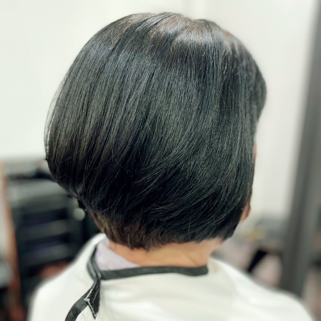 cut +plarmia ทำผมโดยช่างญา ช่างทำผมสไตล์ญี่ปุ่น '
 สวัสดีค่ะวันนี้ลูกค้าทำสีและคลีนซิ่งหนังศรีษะเพื่อไม่ให้เคมีตกค้างและการหลุดร่วงของเส้นผม  ยินดีให้คำปรึกษาก่อนมาใช้บริการ🥰🥰
ร้านเปิดให้บริการ 9.00-18.30  ลูกค้าสามารถจองคิวเข้ามาได้เลยค่ะ  ขอบคุณลูกค้าทุกท่านที่เข้ามาใช้บริการค่ะ
สอบถามเพิ่มเติมหรือจองคิวทำผม
ได้ที่เบอร์โทรศัพ 02-662-7106
ลูกค้าสามารถจอดรถที่ร้านได้เลยนะคะ  อีก1ช่องทางการติดต่อ, เช็คโปรโมชั่นทางร้านหรือจองคิวทำผม สามารถแอดไลน์ของทางร้านได้เลยค่ะ
LINE account
https://lin.ee/3Cm0Ksiac  #106hair #coco106 #sukhumvit39 #ร้านทำผม106coco #ร้านทำผม106 #สระโซดาสปา #ไฮไลท์สีผม #ทำสีผม #ร้านทำผม #ร้านทำผมในกรุงเทพ #ร้านเสริมสวยในกรุงเทพ