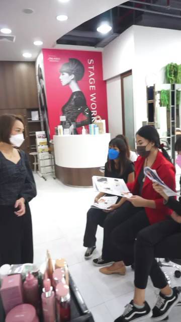 ️ร้านAkru สาขาMercury
ของเรามีการจัดอบรม Treatment ของ Kerastase
เพื่อเพิ่มศักยภาพ ของพนักงานทุกท่าน ให้ตอบโจทย์ความต้องการของคุณลูกค้าให้มากที่สุด #Akrusalon #ร้านทำผมที่กำลังมาแรง #ร้านทำผมที่ต้องแนะนำ #ร้านทำผมสไตล์ญี่ปุ่น #สีผมสวย_ย่อมมาพร้อมกับสุขภาพผมที่ดี