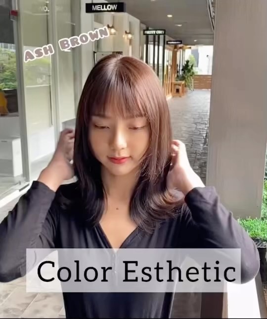 Color Esthetic  ถึงแม้จะเป็นรายการเกี่ยวกับการทำสีผม แต่ก็สามารถทำให้เส้นผมมีสุขภาพที่ดีขึ้นได้🤫  เมนูCuu's hair เป็นเมนูยอดนิยม จำเป็นต้องจำกัดสิทธิ์ในการจองคิว แนะนำให้ทุกท่านรีบติดต่อทางเราเพื่อสำรองคิวไว้ล่วงหน้า
สำหรับเมนูนี้เป็นการทำสีพร้อมกับการดูแลเส้นผมด้วยการเติมสารอาหารจำนวนมาก เช่น เคราติน คอลลาเจน กรดอะมิโน กรดไฮยาลูโรนิก เซราไมด์ ฯลฯ 
ไม่ว่าจะเป็นพื้นผมธรรมดา หรือพื้นผมที่ผ่านการฟอก ผมจะดูเงางามขึ้น เนื่องจากเส้นผมได้รับการบำรุงดูแลจากภายใน ไม่ว่าจะมีสภาพเส้นผมอย่างไรผมจะดีขึ้นได้อย่างแน่นอน  แนะนำ!! เหมาะสำหรับผู้ที่ต้องการทำสีผมแต่ไม่ต้องการให้เส้นผมหรือหนังศรีษะถูกทำลายหรือได้รับความเสียหาย   อยากให้ทุกท่านได้สัมผัสกับเมนูทำผมอย่างเต็มรูปแบบที่สัมผัสได้ที่ CUU’s hair ที่เดียวเท่านั้น ‍♀️  Color Esthetic
7300 บาท → 5600 บาท
ตัด ,ทำสี ,ให้คำปรึกษา, ดีท็อกซ์หนังศีรษะ,สระผม, แชมพู ,ทรีทเม้นท์, เซ็ท, เป่า,การรับประกัน (ฟรี) ปรึกษาทางไลน์ (ฟรี) + ตัดหน้าม้าหลังทำ 3 สัปดาห์  ระยะเวลาที่ใช้ : ประมาณ 3 ชั่วโมง  カラーエステは…  ヘアカラーメニューなのに髪の毛が良くなります🤫  クーズヘアの人気メニュー、予約に制限を設けているのでご予約はお早めに！
ケラチン、コラーゲン、アミノ酸、スーパーヒアルロン酸、セラミドなどなどここでは伝えきれない程の栄養をたくさん入れながらカラーの施術しています。普通の髪はもちろん、ブリーチ毛でも、とても艶が出て、髪の内部から栄養補給されてどんな髪でも本来の状態が必ず良くなります！
カラーしたいけど、髪や頭皮を傷ませたくない方におすすめです！  クーズヘアのオリジナル、髪エステ是非体験してください‍♀️  IG:cuushair
Facebook : Cuu's​ hair
TEL : 02-065-0909
#bangkok #thonglor #bangkokhairsalon #ผม #เกาหลี #ม้วนผมเกาหลี #ร้านเสริมสวย #ดัดผม #สไตล์เกาหลี #hairesthetic #organic