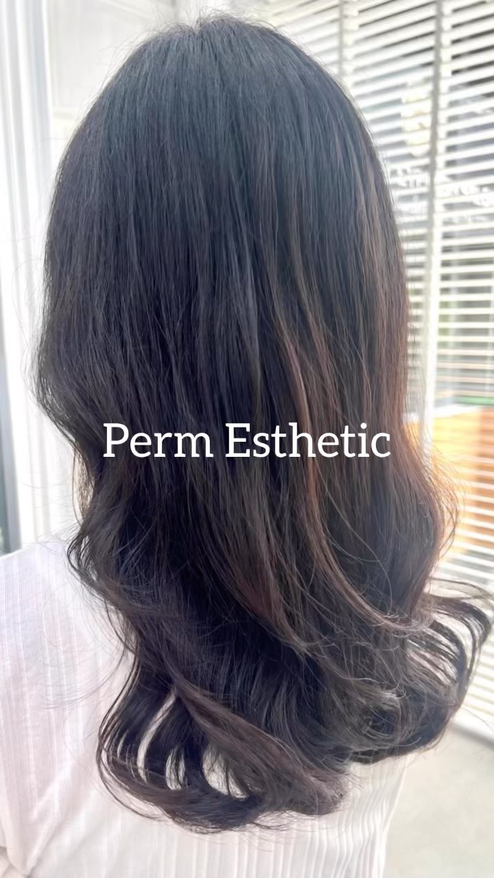 Perm Esthetic  ถึงแม้จะเป็นรายการเกี่ยวกับการดัดผม แต่ก็สามารถทำให้เส้นผมมีสุขภาพที่ดีขึ้นได้🤫  เมนูCuu's hair เป็นเมนูยอดนิยม จำเป็นต้องจำกัดสิทธิ์ในการจองคิว แนะนำให้ทุกท่านรีบติดต่อทางเราเพื่อสำรองคิวไว้ล่วงหน้า
สำหรับเมนูนี้เป็นการดัดผมพร้อมกับการดูแลเส้นผมด้วยการเติมสารอาหารจำนวนมาก เช่น เคราติน คอลลาเจน กรดอะมิโน กรดไฮยาลูโรนิก เซราไมด์ ฯลฯ 
ไม่ว่าจะเป็นพื้นผมธรรมดา หรือพื้นผมที่ผ่านการฟอก ผมจะดูเงางามขึ้น เนื่องจากเส้นผมได้รับการบำรุงดูแลจากภายใน ไม่ว่าจะมีสภาพเส้นผมอย่างไรผมจะดีขึ้นได้อย่างแน่นอน  แนะนำ!! เหมาะสำหรับผู้ที่ต้องการดัดผมแต่ไม่ต้องการให้เส้นผมหรือหนังศรีษะถูกทำลายหรือได้รับความเสียหาย   อยากให้ทุกท่านได้สัมผัสกับเมนูทำผมอย่างเต็มรูปแบบที่สัมผัสได้ที่ CUU’s hair ที่เดียวเท่านั้น ‍♀️  Perm Esthetic
8400THB → 6900THB
ตัด ,ดัด, ให้คำปรึกษา ,ดีท็อกซ์หนังศีรษะ ,สระผม ,แชมพู ,ทรีทเม้นท์, เซ็ท ,เป่า ,การรับประกัน (ฟรี) ปรึกษาทางไลน์ (ฟรี)  ระยะเวลาที่ใช้ : ประมาณ 3 - 4 ชั่วโมง  * เมนู Hair Esthetic ทุกเซ็ต 
สำหรับลูกค้าทุกท่านที่ใช้บริการชุดเซ็ตครั้งแรก จะมีของขวัญแถมให้เป็น Cuu original care set 
(Cuuแชมพู 50ml, Cuu ทรีทเม้นท์ 50g, Cuu ทรีทเม้นท์แบบไม่ต้องล้างออก 30g  มูลค่า800บาท )  IG:cuushair
Facebook : Cuu's​ hair
TEL : 02-065-0909
#bangkok #thonglor #bangkokhairsalon #ผม #เกาหลี #ม้วนผมเกาหลี #ร้านเสริมสวย #ดัดผม #สไตล์เกาหลี #hairesthetic #organic #バンコク美容室