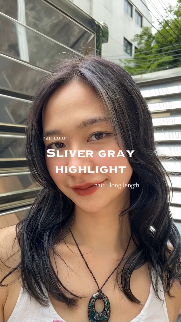 Style : Medium  Color : Silver gray highlight  コントラストが美しい、暗髪ハイライト。
ハイトーンカラーから大きくイメージチェンジしました。色落ちも楽しめるgirly styleです🦋  Stylist.  ERI @bell_otonagami_eri  FB.  BELL Otonagami  salon  Tel.020003001
LINE.@skk6845h
Business hours:9AM〜9PM  Please feel free to contact us/お気軽にお問合せください️  #Bellotonagamisalon #ร้านทำผมญี่ปุ่น #highlight #バンコク美容室 #バンコク駐在 #バンコク在住