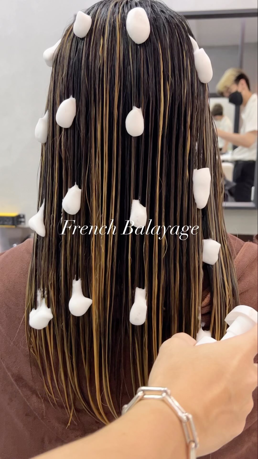 #frenchbalayage 
บาลายาจ กำเนิดจากประเทศฝรั่งเศส ออริจินัลแบบนี้ มาให้ลองแล้ว
-
สิ่งที่มาพร้อมกับบริการของพวกเรา
🟡 ก่อนทำสีจะมีการฉีดสเปรย์กันแสบที่หนังศีรษะ
 ทำเคมีโดยไม่กังวลด้วยโฟมเคราติน และ Repair Mist ไม่ให้เกล็ดผมที่สำคัญต้องเสียไป
 สเต็ปการสระผมของทางร้านที่ได้เป็นแค่การล้าง พร้อมด้วยผลิตภัณฑ์จากญี่ปุ่น
🟣 เซ็ตผมตามรีเควสพร้อมด้วยแว็กซ์,ออยด์และเซรุ่มผม
🟠 ทำผมเสร็จยังมีสติ็กเกอร์ออริจินอลของทางร้านแถมให้ เอคคลูซีฟสำหรับ VIP เมมเบอร์ที่สมัครครั้งแรกจะมีแก้วน้ำออริจินอลของร้านแถมให้อีก
🟢 พร้อมน้ำดื่มระหว่างทำผมให้เลือกถึง 10 อย่าง
️ ที่จอดรถฟรีแถมไม่ใช่ที่กลางแจ้ง
️ แถมด้วยรอยยิ้มและความรู้สึกที่อยากให้ทุกคนสวยเริ่ดดดดด(แน่นอนฟรีอยู่แล้ว)
-
ที่ตั้งร้าน ร้านอยู่ใกล้กับ บีทีเอสพร้อมพงษ์ ในซอยสุขุมวิท 39 ซอยพร้อมศรี 1 metropole residence ชั้น1 ร้านมีที่จอดรถบริการค่ะ
Metropole residence,soi Phrom si1,Sukhumvit39
จองคิวหรือสอบถามได้ที่เบอร์ tel:020048180
Line@: aki-endo
เวลาทำการ: 10:00AM – 8:00PM (หยุดทุกวันอังคาร Tueday closed)  #ตัดผมสไตล์ญี่ปุ่น #เซ็ตผม #ทำสีผม #ตัดผม #หน้าม้า #หน้าม้าซีทรู #ร้านทำผม #ร้านทำผม #สุขุมวิท #ไฮไลท์ #ทรงผมเกาหลี #ดัดผม #ทรงผมสไตล์เกาหลี #สไตล์เกาหลี #ม้วนผม #ผมสั้น #ฟอกผม #ย้อมผม #バンコク美容院 #バンコク美容室 #染髪 #漂髪 #漸層染 #理发 #염색 #앞머리 #헤어컬러링 #탈색