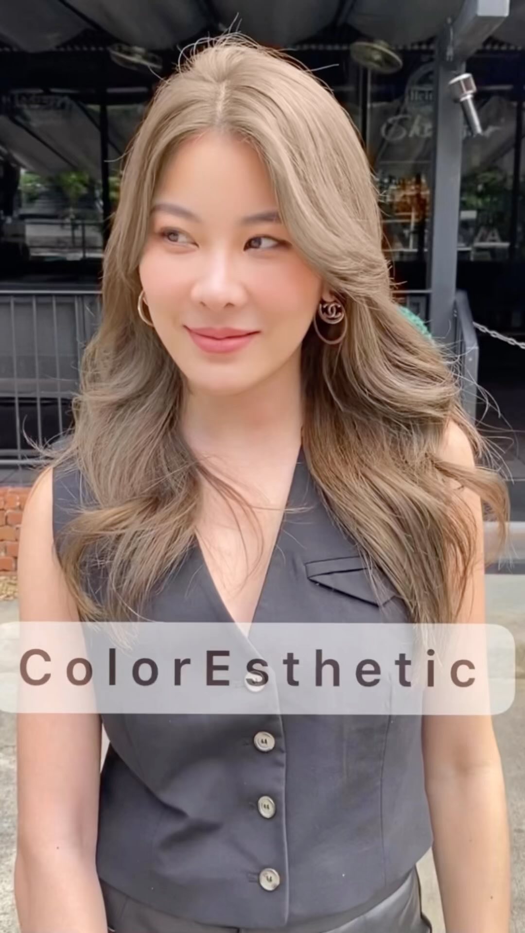 สวัสดีค่ะ  วันนี้ Cuu’s hairขอนำเสนอสี “Khaki beige + Color esthetic” 
สีน้ำตาลบลอนด์ประกายหม่นเขียว เป็นโทนสีผมที่ช่วยแก้ปัญหาผมติดแดงได้ดีและยังช่วยทำให้ใบหน้าดูสว่าง ให้ลุคที่ซอฟท์ๆลงและยังคงความสดใส 
สำหรับสีนี้พื้นผมผ่านการฟอกไฮไลท์มาค่อนข้างหลายครั้งนะคะ  Color Esthetic
7300 บาท → 5600 baht
Color esthetic  เป็นเมนูทำสีผมพร้อมกับเติมสารอาหารเป็นจำนวนมากให้แก่เส้นผม ที่อุดมไปด้วยคุณประโยชน์มากมายเช่น กรดอะมิโน กรดไฮยาลูโรนิก เซราไมด์ เคราติน คอลลาเจน วิตามินฯลฯ ผมจึงเงางาม นุ่มสลวย ดูสุขภาพดีขึ้นจากเดิมแม้ว่าจะฟอกมาหลายรอบก็ตาม ️  IG:cuushair
Facebook : Cuu’s​ hair
TEL : 02-065-0909
#bangkok #thonglor #bangkokhairsalon #ผม #เกาหลี #ม้วนผมเกาหลี #ร้านเสริมสวย #ดัดผม #สไตล์เกาหลี #hairesthetic #organic #バンコク美容室