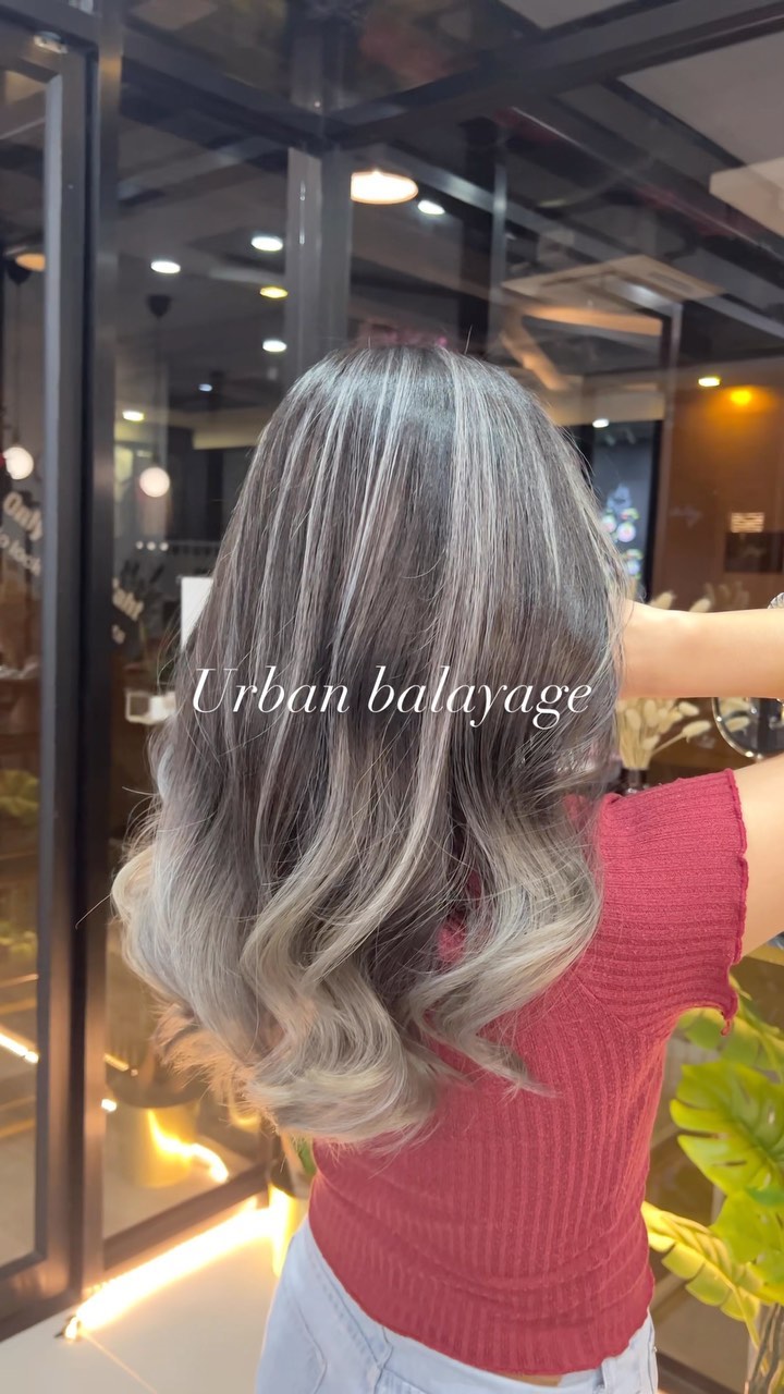 #urbanbalayage 
•package 5490thb~ 
Urban Balayage ด้วยความโมเดิร์นอย่างคนเมือง เลยมีความถูกต้อง เป๊ะเว่อร์ เป็นเอกซ์ครูซีฟสไตล์เรา  สิ่งที่มาพร้อมกับบริการของพวกเรา
🟡 ก่อนทำสีจะมีการฉีดสเปรย์กันแสบที่หนังศีรษะ
 ทำเคมีโดยไม่กังวลด้วยโฟมเคราติน และ Repair Mist ไม่ให้เกล็ดผมที่สำคัญต้องเสียไป
 สเต็ปการสระผมของทางร้านที่ได้เป็นแค่การล้าง พร้อมด้วยผลิตภัณฑ์จากญี่ปุ่น
🟣 เซ็ตผมตามรีเควสพร้อมด้วยแว็กซ์,ออยด์และเซรุ่มผม
🟠 ทำผมเสร็จยังมีสติ็กเกอร์ออริจินอลของทางร้านแถมให้ เอคคลูซีฟสำหรับ VIP เมมเบอร์ที่สมัครครั้งแรกจะมีแก้วน้ำออริจินอลของร้านแถมให้อีก
🟢 พร้อมน้ำดื่มระหว่างทำผมให้เลือกถึง 10 อย่าง
️ ที่จอดรถฟรีแถมไม่ใช่ที่กลางแจ้ง
️ แถมด้วยรอยยิ้มและความรู้สึกที่อยากให้ทุกคนสวยเริ่ดดดดด(แน่นอนฟรีอยู่แล้ว)
-
ที่ตั้งร้าน ร้านอยู่ใกล้กับ บีทีเอสพร้อมพงษ์ ในซอยสุขุมวิท 39 ซอยพร้อมศรี 1 metropole residence ชั้น1 ร้านมีที่จอดรถบริการค่ะ
Metropole residence,soi Phrom si1,Sukhumvit39
จองคิวหรือสอบถามได้ที่เบอร์ tel:020048180
Line@: aki-endo
เวลาทำการ: 10:00AM – 8:00PM (หยุดทุกวันอังคาร Tueday closed)  #ตัดผมสไตล์ญี่ปุ่น #เซ็ตผม #ทำสีผม #ตัดผม #หน้าม้า #หน้าม้าซีทรู #ร้านทำผม #ร้านทำผม #สุขุมวิท #ไฮไลท์ #ทรงผมเกาหลี #ดัดผม #ทรงผมสไตล์เกาหลี #สไตล์เกาหลี #ม้วนผม #ผมสั้น #ฟอกผม #ย้อมผม #バンコク美容院 #バンコク美容室 #染髪 #漂髪 #漸層染 #理发 #염색 #앞머리 #헤어컬러링 #탈색