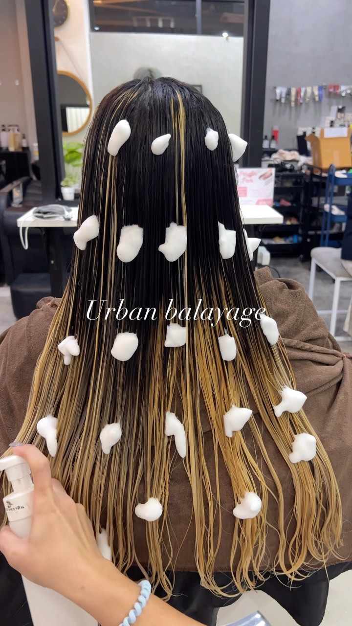 #urbanbalayage
บาลายาจ
ดีไซน์ที่ค่อยๆสว่างจากโคนไปถึงปลาย เป็นความงามที่ราวกับเส้นผมมีชีวิต
ปรับแต่งสีอย่างง่ายดาย เพื่อให้ได้ดีไซน์เฉพาะของตัวเอง
ด้วยโคนที่ยังคงความเข้มไว้ ต่อให้ผมยาวขึ้นก็ไร้ความเตะตา นี่แหละคือจุดเด่นของบาลายาจ
Package 5490thb~
☆☆☆☆
・เข้าถึงทุกเทรนด์ไม่ว่าจะญี่ปุ่นหรือเกาหลี
☆☆☆☆
คุณเคยมีประสบการณ์ที่หลังจากทำไฮไลท์ เวลาผ่านไปรู้สึกเส้นทั้งหมดมันกระจัดกระจาย ทั้งตอนที่เสร็จใหม่มันสวยมาก
ไฮไลท์ของทางร้านเราแตกต่างจากร้านอื่นยังไง?
•ผ่านการตรวจเช็คทุกขั้นตอน โดยช่างเทคนิคญี่ปุ่น
•มีพื้นฐานการไฮไลท์อย่างแท้จริงจากอังกฤษและญี่ปุ่น
•มีการดีไซน์ ผ่านเส้นไฮไลท์ทุกๆเส้น ที่มีการวัดเป็นมิลลิเมตร
เพราะอย่างงั้น ไฮไลท์ของพวกเรานั้น ทั้งงดงาม แม้เวลาผ่านไปก็ยังคงความสวย
☆☆☆☆
・พวกเรานั้นมีรับประกันสี10วัน(ไม่รวมสีหลุดโดยธรรมชาติ)
・สำหรับท่านที่ทำไฮไลท์ครั้งแรก สามารถใส่สีอีกครั้งในราคา 1000 บาทภายใน 20 วัน
☆☆☆☆
-
ที่ตั้งร้าน ร้านอยู่ใกล้กับ บีทีเอสพร้อมพงษ์ ในซอยสุขุมวิท 39 ซอยพร้อมศรี 1 metropole residence ชั้น1 ร้านมีที่จอดรถบริการค่ะ
Metropole residence,soi Phrom si1,Sukhumvit39
จองคิวหรือสอบถามได้ที่เบอร์ tel:020048180
Line@: aki-endo
เวลาทำการ: 10:00AM – 8:00PM (หยุดทุกวันอังคาร Tueday closed)  #ตัดผมสไตล์ญี่ปุ่น #เซ็ตผม #ทำสีผม #ตัดผม #หน้าม้า #หน้าม้าซีทรู #ร้านทำผม #ร้านทำผม #สุขุมวิท #ไฮไลท์ #ทรงผมเกาหลี #ดัดผม #ทรงผมสไตล์เกาหลี #สไตล์เกาหลี #ม้วนผม #ผมสั้น #ฟอกผม #ย้อมผม #バンコク美容院 #バンコク美容室 #染髪 #漂髪 #漸層染 #理发 #염색 #앞머리 #헤어컬러링 #탈색