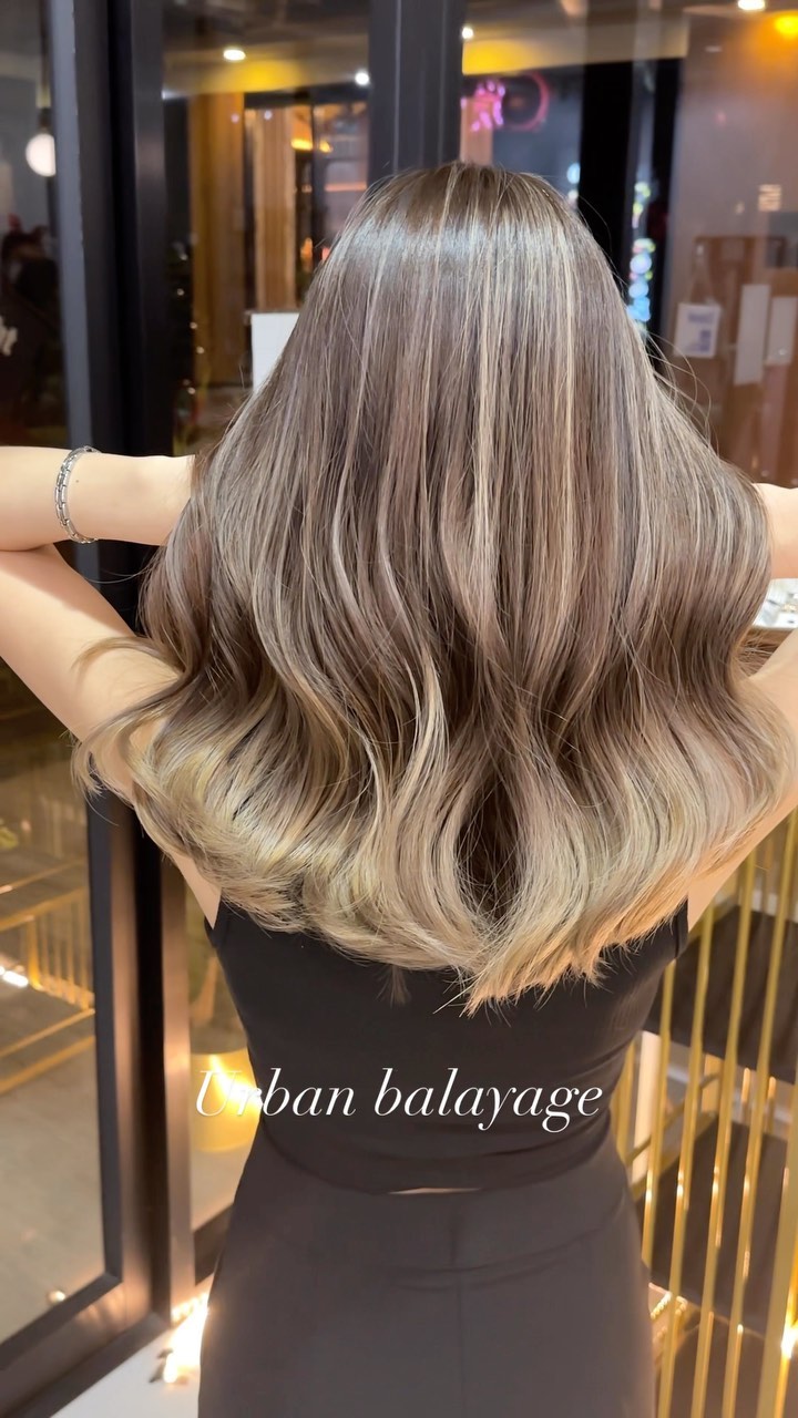 #urbanbalayage 
บาลายาจสไตล์คนกรุง หรูหราแบบไม่ใช่เพ้นท์ตามใจ ทุกเส้นถูกคำนวณและวาแผนไว้ ให้เส้นผมทุกเส้นดูมีชีวิตชีวา
*
สิ่งที่มาพร้อมกับบริการของพวกเรา
🟡 ก่อนทำสีจะมีการฉีดสเปรย์กันแสบที่หนังศีรษะ
 ทำเคมีโดยไม่กังวลด้วยโฟมเคราติน และ Repair Mist ไม่ให้เกล็ดผมที่สำคัญต้องเสียไป
 สเต็ปการสระผมของทางร้านที่ได้เป็นแค่การล้าง พร้อมด้วยผลิตภัณฑ์จากญี่ปุ่น
🟣 เซ็ตผมตามรีเควสพร้อมด้วยแว็กซ์,ออยด์และเซรุ่มผม
🟠 ทำผมเสร็จยังมีสติ็กเกอร์ออริจินอลของทางร้านแถมให้ เอคคลูซีฟสำหรับ VIP เมมเบอร์ที่สมัครครั้งแรกจะมีแก้วน้ำออริจินอลของร้านแถมให้อีก
🟢 พร้อมน้ำดื่มระหว่างทำผมให้เลือกถึง 10 อย่าง
️ ที่จอดรถฟรีแถมไม่ใช่ที่กลางแจ้ง
️ แถมด้วยรอยยิ้มและความรู้สึกที่อยากให้ทุกคนสวยเริ่ดดดดด(แน่นอนฟรีอยู่แล้ว)
-
ที่ตั้งร้าน ร้านอยู่ใกล้กับ บีทีเอสพร้อมพงษ์ ในซอยสุขุมวิท 39 ซอยพร้อมศรี 1 metropole residence ชั้น1 ร้านมีที่จอดรถบริการค่ะ
Metropole residence,soi Phrom si1,Sukhumvit39
จองคิวหรือสอบถามได้ที่เบอร์ tel:020048180
Line@: aki-endo
เวลาทำการ: 10:00AM – 8:00PM (หยุดทุกวันอังคาร Tueday closed)  #ตัดผมสไตล์ญี่ปุ่น #เซ็ตผม #ทำสีผม #ตัดผม #หน้าม้า #หน้าม้าซีทรู #ร้านทำผม #ร้านทำผม #สุขุมวิท #ไฮไลท์ #ทรงผมเกาหลี #ดัดผม #ทรงผมสไตล์เกาหลี #สไตล์เกาหลี #ม้วนผม #ผมสั้น #ฟอกผม #ย้อมผม #バンコク美容院 #バンコク美容室 #染髪 #漂髪 #漸層染 #理发 #염색 #앞머리 #헤어컬러링 #탈색