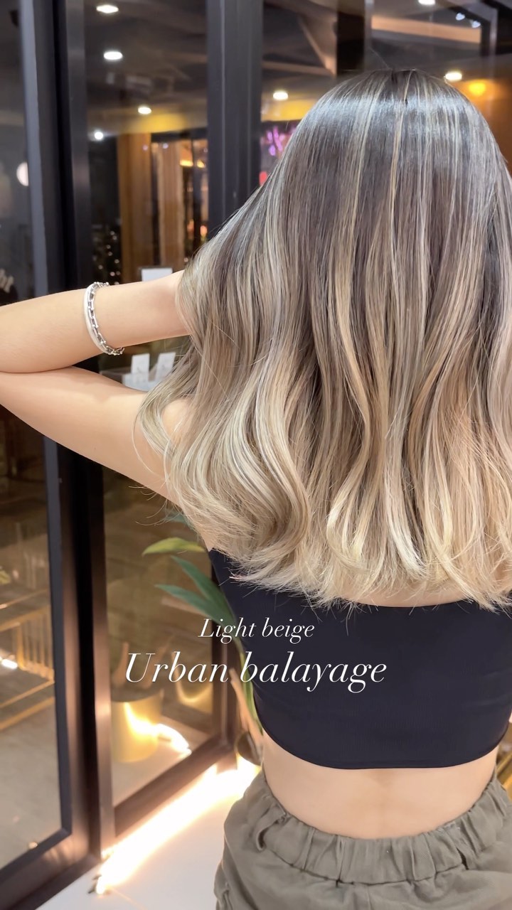 #urbanbalayage
Balayage Package 5490thb~ 
-
สิ่งที่มาพร้อมกับบริการของพวกเรา
🟡 ก่อนทำสีจะมีการฉีดสเปรย์กันแสบที่หนังศีรษะ
 ทำเคมีโดยไม่กังวลด้วยโฟมเคราติน และ Repair Mist ไม่ให้เกล็ดผมที่สำคัญต้องเสียไป
 สเต็ปการสระผมของทางร้านที่ได้เป็นแค่การล้าง พร้อมด้วยผลิตภัณฑ์จากญี่ปุ่น
🟣 เซ็ตผมตามรีเควสพร้อมด้วยแว็กซ์,ออยด์และเซรุ่มผม
🟠 ทำผมเสร็จยังมีสติ็กเกอร์ออริจินอลของทางร้านแถมให้ เอคคลูซีฟสำหรับ VIP เมมเบอร์ที่สมัครครั้งแรกจะมีแก้วน้ำออริจินอลของร้านแถมให้อีก
🟢 พร้อมน้ำดื่มระหว่างทำผมให้เลือกถึง 10 อย่าง
️ ที่จอดรถฟรีแถมไม่ใช่ที่กลางแจ้ง
️ แถมด้วยรอยยิ้มและความรู้สึกที่อยากให้ทุกคนสวยเริ่ดดดดด(แน่นอนฟรีอยู่แล้ว)
-
ที่ตั้งร้าน ร้านอยู่ใกล้กับ บีทีเอสพร้อมพงษ์ ในซอยสุขุมวิท 39 ซอยพร้อมศรี 1 metropole residence ชั้น1 ร้านมีที่จอดรถบริการค่ะ
Metropole residence,soi Phrom si1,Sukhumvit39
จองคิวหรือสอบถามได้ที่เบอร์ tel:020048180
Line@: aki-endo
เวลาทำการ: 10:00AM – 8:00PM (หยุดทุกวันอังคาร Tueday closed)  #ตัดผมสไตล์ญี่ปุ่น #เซ็ตผม #ทำสีผม #ตัดผม #หน้าม้า #หน้าม้าซีทรู #ร้านทำผม #ร้านทำผม #สุขุมวิท #ไฮไลท์ #ทรงผมเกาหลี #ดัดผม #ทรงผมสไตล์เกาหลี #สไตล์เกาหลี #ม้วนผม #ผมสั้น #ฟอกผม #ย้อมผม #バンコク美容院 #バンコク美容室 #染髪 #漂髪 #漸層染 #理发 #염색 #앞머리 #헤어컬러링 #탈색