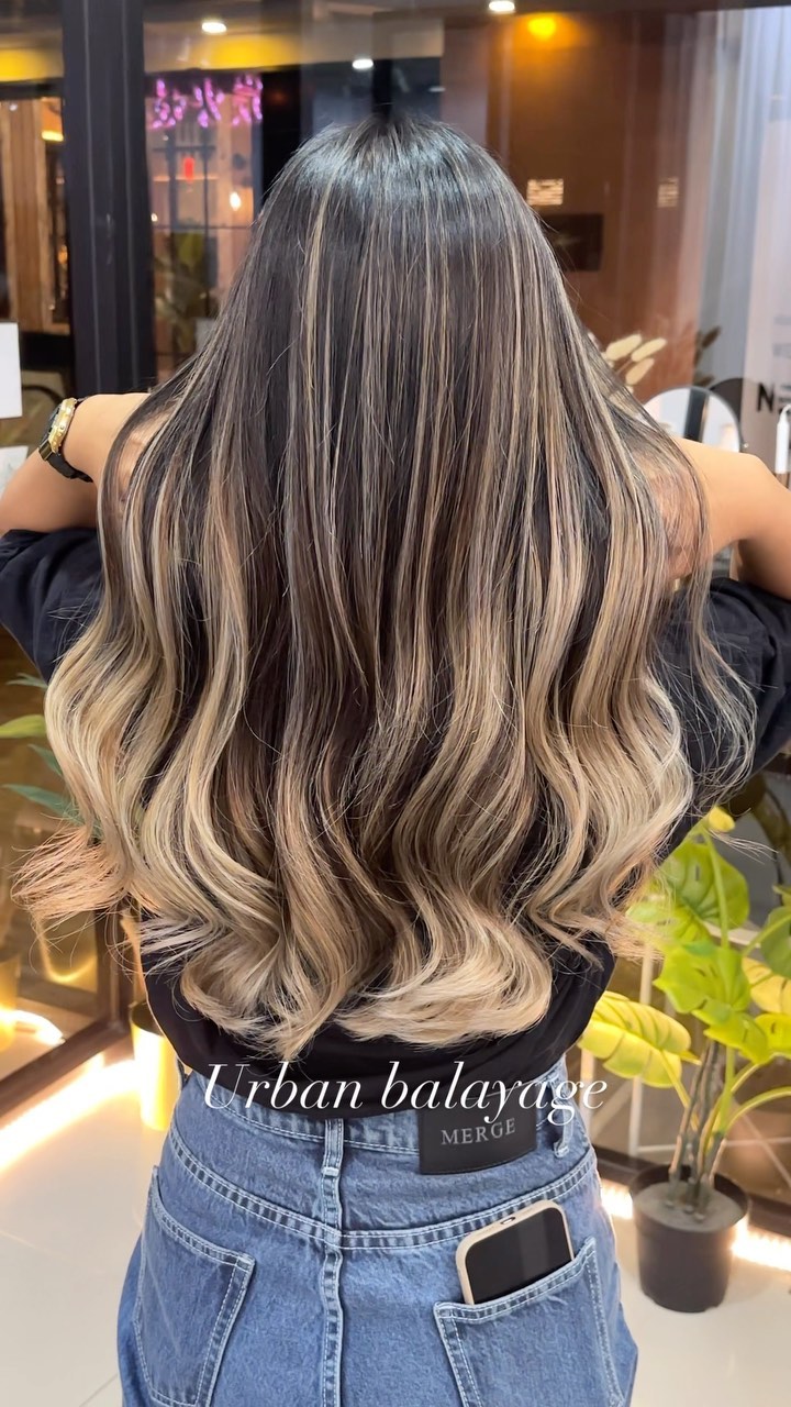 #urbanbalayage
สวยหรู สไตล์สาวคนกรุง
-
สิ่งที่มาพร้อมกับบริการของพวกเรา
🟡 ก่อนทำสีจะมีการฉีดสเปรย์กันแสบที่หนังศีรษะ
 ทำเคมีโดยไม่กังวลด้วยโฟมเคราติน และ Repair Mist ไม่ให้เกล็ดผมที่สำคัญต้องเสียไป
 สเต็ปการสระผมของทางร้านที่ได้เป็นแค่การล้าง พร้อมด้วยผลิตภัณฑ์จากญี่ปุ่น
🟣 เซ็ตผมตามรีเควสพร้อมด้วยแว็กซ์,ออยด์และเซรุ่มผม
🟠 ทำผมเสร็จยังมีสติ็กเกอร์ออริจินอลของทางร้านแถมให้ เอคคลูซีฟสำหรับ VIP เมมเบอร์ที่สมัครครั้งแรกจะมีแก้วน้ำออริจินอลของร้านแถมให้อีก
🟢 พร้อมน้ำดื่มระหว่างทำผมให้เลือกถึง 10 อย่าง
️ ที่จอดรถฟรีแถมไม่ใช่ที่กลางแจ้ง
️ แถมด้วยรอยยิ้มและความรู้สึกที่อยากให้ทุกคนสวยเริ่ดดดดด(แน่นอนฟรีอยู่แล้ว)
-
ที่ตั้งร้าน ร้านอยู่ใกล้กับ บีทีเอสพร้อมพงษ์ ในซอยสุขุมวิท 39 ซอยพร้อมศรี 1 metropole residence ชั้น1 ร้านมีที่จอดรถบริการค่ะ
Metropole residence,soi Phrom si1,Sukhumvit39
จองคิวหรือสอบถามได้ที่เบอร์ tel:020048180
Line@: aki-endo
เวลาทำการ: 10:00AM – 8:00PM (หยุดทุกวันอังคาร Tueday closed)  #ตัดผมสไตล์ญี่ปุ่น #เซ็ตผม #ทำสีผม #ตัดผม #หน้าม้า #หน้าม้าซีทรู #ร้านทำผม #ร้านทำผม #สุขุมวิท #ไฮไลท์ #ทรงผมเกาหลี #ดัดผม #ทรงผมสไตล์เกาหลี #สไตล์เกาหลี #ม้วนผม #ผมสั้น #ฟอกผม #ย้อมผม #バンコク美容院 #バンコク美容室 #染髪 #漂髪 #漸層染 #理发 #염색 #앞머리 #헤어컬러링 #탈색