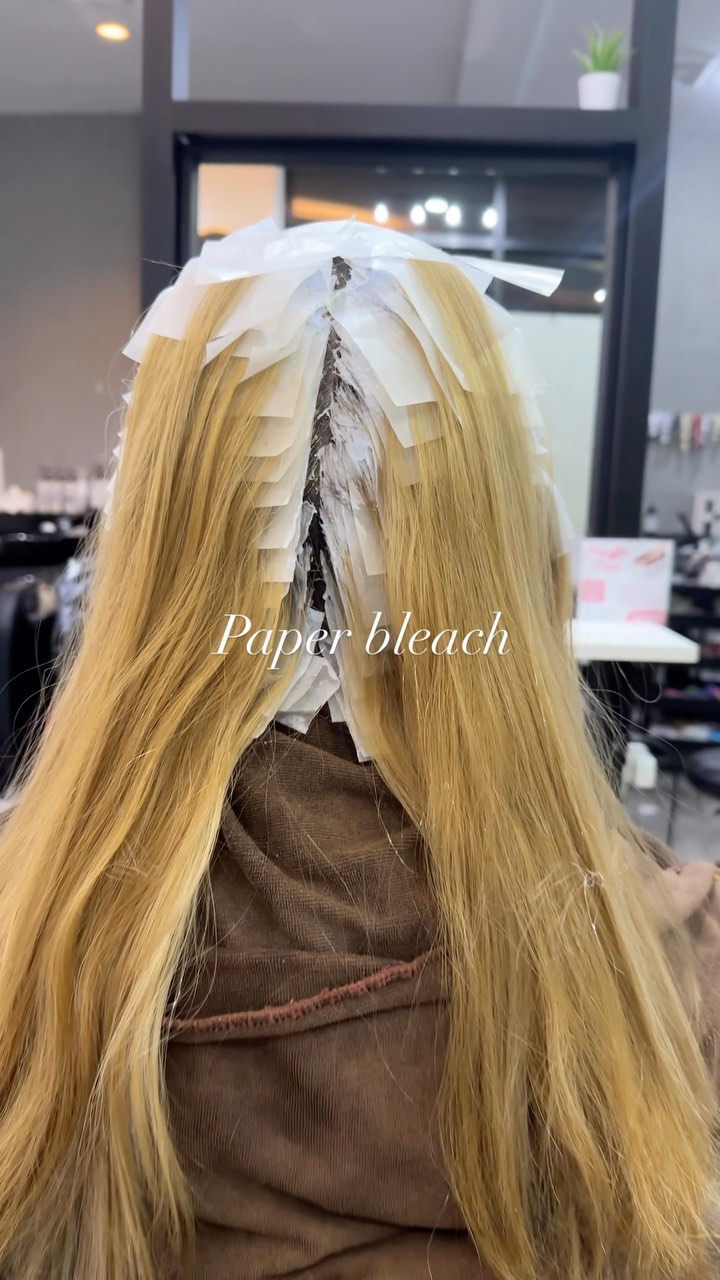 แคปนะ ถ้าอยากให้ทันคริสมาส
#whitebeige 
Bleach package 5000thb~
สิ่งที่มาพร้อมกับบริการของพวกเรา
🟡 ก่อนทำสีจะมีการฉีดสเปรย์กันแสบที่หนังศีรษะ
 ทำเคมีโดยไม่กังวลด้วยโฟมเคราติน และ Repair Mist ไม่ให้เกล็ดผมที่สำคัญต้องเสียไป
 สเต็ปการสระผมของทางร้านที่ได้เป็นแค่การล้าง พร้อมด้วยผลิตภัณฑ์จากญี่ปุ่น
🟣 เซ็ตผมตามรีเควสพร้อมด้วยแว็กซ์,ออยด์และเซรุ่มผม
🟠 ทำผมเสร็จยังมีสติ็กเกอร์ออริจินอลของทางร้านแถมให้ เอคคลูซีฟสำหรับ VIP เมมเบอร์ที่สมัครครั้งแรกจะมีแก้วน้ำออริจินอลของร้านแถมให้อีก
🟢 พร้อมน้ำดื่มระหว่างทำผมให้เลือกถึง 10 อย่าง
️ ที่จอดรถฟรีแถมไม่ใช่ที่กลางแจ้ง
️ แถมด้วยรอยยิ้มและความรู้สึกที่อยากให้ทุกคนสวยเริ่ดดดดด(แน่นอนฟรีอยู่แล้ว)
-
ที่ตั้งร้าน ร้านอยู่ใกล้กับ บีทีเอสพร้อมพงษ์ ในซอยสุขุมวิท 39 ซอยพร้อมศรี 1 metropole residence ชั้น1 ร้านมีที่จอดรถบริการค่ะ
Metropole residence,soi Phrom si1,Sukhumvit39
จองคิวหรือสอบถามได้ที่เบอร์ tel:020048180
Line@: aki-endo
เวลาทำการ: 10:00AM – 8:00PM (หยุดทุกวันอังคาร Tueday closed)  #ตัดผมสไตล์ญี่ปุ่น #เซ็ตผม #ทำสีผม #ตัดผม #หน้าม้า #หน้าม้าซีทรู #ร้านทำผม #ร้านทำผม #สุขุมวิท #ไฮไลท์ #ทรงผมเกาหลี #ดัดผม #ทรงผมสไตล์เกาหลี #สไตล์เกาหลี #ม้วนผม #ผมสั้น #ฟอกผม #ย้อมผม #バンコク美容院 #バンコク美容室 #染髪 #漂髪 #漸層染 #理发 #염색 #앞머리 #헤어컬러링 #탈색