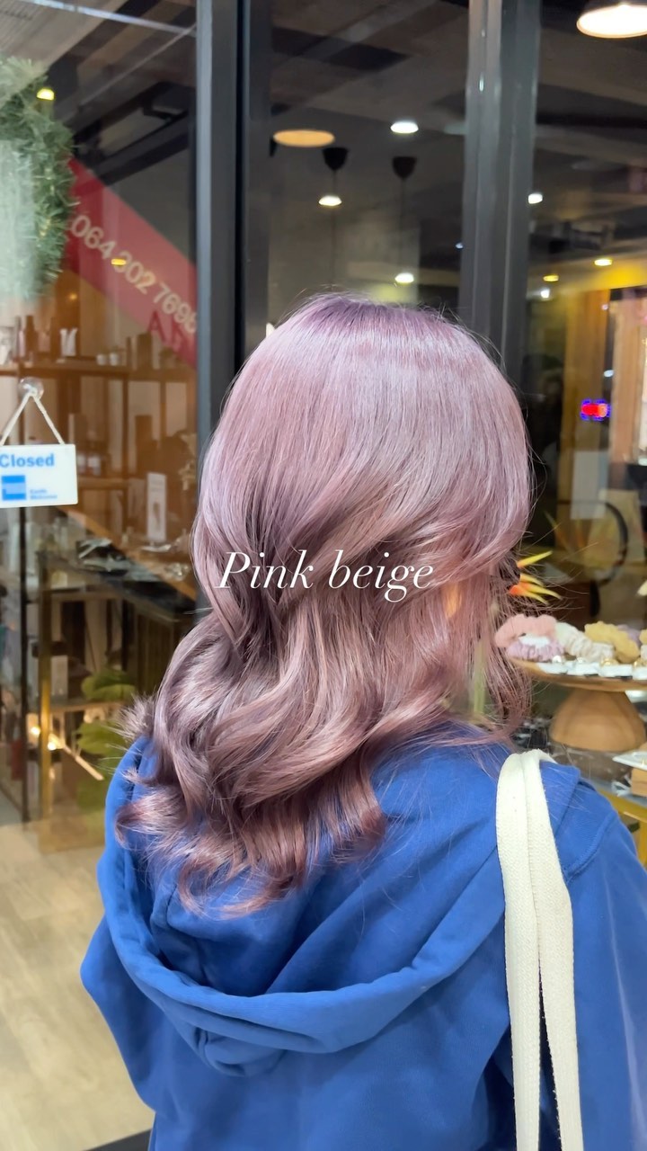 #pinkbeige 
ชมพูเบจ สนใจแคบเลยย ปีใหม่แล้ว ต้องลองอะไรใหม่ๆเลย
-
สิ่งที่มาพร้อมกับบริการของพวกเรา
🟡 ก่อนทำสีจะมีการฉีดสเปรย์กันแสบที่หนังศีรษะ
 ทำเคมีโดยไม่กังวลด้วยโฟมเคราติน และ Repair Mist ไม่ให้เกล็ดผมที่สำคัญต้องเสียไป
 สเต็ปการสระผมของทางร้านที่ได้เป็นแค่การล้าง พร้อมด้วยผลิตภัณฑ์จากญี่ปุ่น
🟣 เซ็ตผมตามรีเควสพร้อมด้วยแว็กซ์,ออยด์และเซรุ่มผม
🟠 ทำผมเสร็จยังมีสติ็กเกอร์ออริจินอลของทางร้านแถมให้ เอคคลูซีฟสำหรับ VIP เมมเบอร์ที่สมัครครั้งแรกจะมีแก้วน้ำออริจินอลของร้านแถมให้อีก
🟢 พร้อมน้ำดื่มระหว่างทำผมให้เลือกถึง 10 อย่าง
️ ที่จอดรถฟรีแถมไม่ใช่ที่กลางแจ้ง
️ แถมด้วยรอยยิ้มและความรู้สึกที่อยากให้ทุกคนสวยเริ่ดดดดด(แน่นอนฟรีอยู่แล้ว)
-
ที่ตั้งร้าน ร้านอยู่ใกล้กับ บีทีเอสพร้อมพงษ์ ในซอยสุขุมวิท 39 ซอยพร้อมศรี 1 metropole residence ชั้น1 ร้านมีที่จอดรถบริการค่ะ
Metropole residence,soi Phrom si1,Sukhumvit39
จองคิวหรือสอบถามได้ที่เบอร์ tel:020048180
Line@: aki-endo
เวลาทำการ: 10:00AM – 8:00PM (หยุดทุกวันอังคาร Tueday closed)  #ตัดผมสไตล์ญี่ปุ่น #เซ็ตผม #ทำสีผม #ตัดผม #หน้าม้า #หน้าม้าซีทรู #ร้านทำผม #ร้านทำผม #สุขุมวิท #ไฮไลท์ #ทรงผมเกาหลี #ดัดผม #ทรงผมสไตล์เกาหลี #สไตล์เกาหลี #ม้วนผม #ผมสั้น #ฟอกผม #ย้อมผม #バンコク美容院 #バンコク美容室 #染髪 #漂髪 #漸層染 #理发 #염색 #앞머리 #헤어컬러링 #탈색