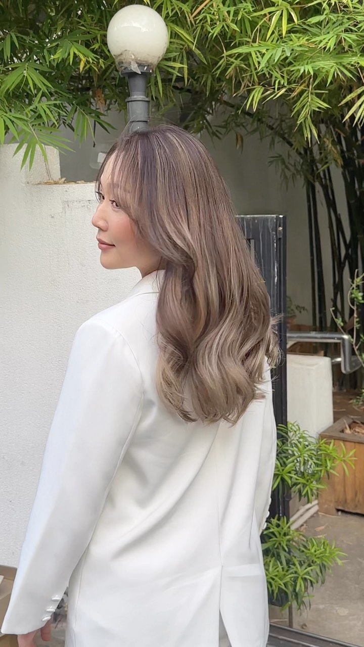 #urbanbalayage 
-
Urban คืออะไร???
Urban Balayage คือดีไซน์ออริจินัลจองทางร้านอากิเอนโดะ ซึ่งต่อให้เวลาผ่านไปเท่าไร ถ้าคุณลูกค้าอยากได้ดีไซน์เดิม ก็สามารถลงดีไซน์และเส้นในตำแหน่งเดิมได้ตลอด
-
สิ่งที่มาพร้อมกับบริการของพวกเรา
🟡 ก่อนทำสีจะมีการฉีดสเปรย์กันแสบที่หนังศีรษะ
 ทำเคมีโดยไม่กังวลด้วยโฟมเคราติน และ Repair Mist ไม่ให้เกล็ดผมที่สำคัญต้องเสียไป
 สเต็ปการสระผมของทางร้านที่ได้เป็นแค่การล้าง พร้อมด้วยผลิตภัณฑ์จากญี่ปุ่น
🟣 เซ็ตผมตามรีเควสพร้อมด้วยแว็กซ์,ออยด์และเซรุ่มผม
🟠 ทำผมเสร็จยังมีสติ็กเกอร์ออริจินอลของทางร้านแถมให้ เอคคลูซีฟสำหรับ VIP เมมเบอร์ที่สมัครครั้งแรกจะมีแก้วน้ำออริจินอลของร้านแถมให้อีก
🟢 พร้อมน้ำดื่มระหว่างทำผมให้เลือกถึง 10 อย่าง
️ ที่จอดรถฟรีแถมไม่ใช่ที่กลางแจ้ง
️ แถมด้วยรอยยิ้มและความรู้สึกที่อยากให้ทุกคนสวยเริ่ดดดดด(แน่นอนฟรีอยู่แล้ว)
-
ที่ตั้งร้าน ร้านอยู่ใกล้กับ บีทีเอสพร้อมพงษ์ ในซอยสุขุมวิท 39 ซอยพร้อมศรี 1 metropole residence ชั้น1 ร้านมีที่จอดรถบริการค่ะ
Metropole residence,soi Phrom si1,Sukhumvit39
จองคิวหรือสอบถามได้ที่เบอร์ tel:020048180
Line@: aki-endo
เวลาทำการ: 10:00AM – 8:00PM (หยุดทุกวันอังคาร Tueday closed)  #ตัดผมสไตล์ญี่ปุ่น #เซ็ตผม #ทำสีผม #ตัดผม #หน้าม้า #หน้าม้าซีทรู #ร้านทำผม #ร้านทำผม #สุขุมวิท #ไฮไลท์ #ทรงผมเกาหลี #ดัดผม #ทรงผมสไตล์เกาหลี #สไตล์เกาหลี #ม้วนผม #ผมสั้น #ฟอกผม #ย้อมผม #バンコク美容院 #バンコク美容室 #染髪 #漂髪 #漸層染 #理发 #염색 #앞머리 #헤어컬러링 #탈색