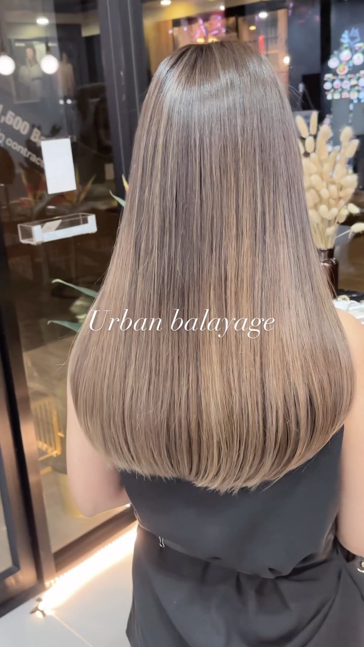 #urbanbalayage
•package 5490thb~
บาลายาจ
ดีไซน์ที่ค่อยๆสว่างจากโคนไปถึงปลาย เป็นความงามที่ราวกับเส้นผมมีชีวิต
ปรับแต่งสีอย่างง่ายดาย เพื่อให้ได้ดีไซน์เฉพาะของตัวเอง
ด้วยโคนที่ยังคงความเข้มไว้ ต่อให้ผมยาวขึ้นก็ไร้ความเตะตา นี่แหละคือจุดเด่นของบาลายาจ
-
สิ่งที่มาพร้อมกับบริการของพวกเรา
🟡 ก่อนทำสีจะมีการฉีดสเปรย์กันแสบที่หนังศีรษะ
 ทำเคมีโดยไม่กังวลด้วยโฟมเคราติน และ Repair Mist ไม่ให้เกล็ดผมที่สำคัญต้องเสียไป
 สเต็ปการสระผมของทางร้านที่ได้เป็นแค่การล้าง พร้อมด้วยผลิตภัณฑ์จากญี่ปุ่น
🟣 เซ็ตผมตามรีเควสพร้อมด้วยแว็กซ์,ออยด์และเซรุ่มผม
🟠 ทำผมเสร็จยังมีสติ็กเกอร์ออริจินอลของทางร้านแถมให้ เอคคลูซีฟสำหรับ VIP เมมเบอร์ที่สมัครครั้งแรกจะมีแก้วน้ำออริจินอลของร้านแถมให้อีก
🟢 พร้อมน้ำดื่มระหว่างทำผมให้เลือกถึง 10 อย่าง
️ ที่จอดรถฟรีแถมไม่ใช่ที่กลางแจ้ง
️ แถมด้วยรอยยิ้มและความรู้สึกที่อยากให้ทุกคนสวยเริ่ดดดดด(แน่นอนฟรีอยู่แล้ว)
-
ที่ตั้งร้าน ร้านอยู่ใกล้กับ บีทีเอสพร้อมพงษ์ ในซอยสุขุมวิท 39 ซอยพร้อมศรี 1 metropole residence ชั้น1 ร้านมีที่จอดรถบริการค่ะ
Metropole residence,soi Phrom si1,Sukhumvit39
จองคิวหรือสอบถามได้ที่เบอร์ tel:020048180
Line@: aki-endo
เวลาทำการ: 10:00AM – 8:00PM (หยุดทุกวันอังคาร Tueday closed)  #ตัดผมสไตล์ญี่ปุ่น #เซ็ตผม #ทำสีผม #ตัดผม #หน้าม้า #หน้าม้าซีทรู #ร้านทำผม #ร้านทำผม #สุขุมวิท #ไฮไลท์ #ทรงผมเกาหลี #ดัดผม #ทรงผมสไตล์เกาหลี #สไตล์เกาหลี #ม้วนผม #ผมสั้น #ฟอกผม #ย้อมผม #バンコク美容院 #バンコク美容室 #染髪 #漂髪 #漸層染 #理发 #염색 #앞머리 #헤어컬러링 #탈색