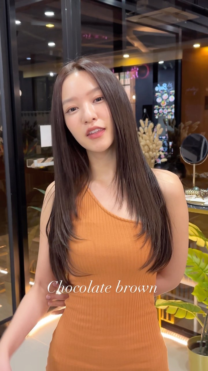 #chocolatebrown 
ทรีทเม้นท์ที่คู่กับการทำสีต้อง Powerdict สียิ่งสวยเท่าไร Powerdict ยิ่งทำสวยใสยิ่งกว่าเดิม
•cut 1000thb~
•color 2500thb~
•powerdict treatment 2300thb~
-
สิ่งที่มาพร้อมกับบริการของพวกเรา
🟡 ก่อนทำสีจะมีการฉีดสเปรย์กันแสบที่หนังศีรษะ
 ทำเคมีโดยไม่กังวลด้วยโฟมเคราติน และ Repair Mist ไม่ให้เกล็ดผมที่สำคัญต้องเสียไป
 สเต็ปการสระผมของทางร้านที่ได้เป็นแค่การล้าง พร้อมด้วยผลิตภัณฑ์จากญี่ปุ่น
🟣 เซ็ตผมตามรีเควสพร้อมด้วยแว็กซ์,ออยด์และเซรุ่มผม
🟠 ทำผมเสร็จยังมีสติ็กเกอร์ออริจินอลของทางร้านแถมให้ เอคคลูซีฟสำหรับ VIP เมมเบอร์ที่สมัครครั้งแรกจะมีแก้วน้ำออริจินอลของร้านแถมให้อีก
🟢 พร้อมน้ำดื่มระหว่างทำผมให้เลือกถึง 10 อย่าง
️ ที่จอดรถฟรีแถมไม่ใช่ที่กลางแจ้ง
️ แถมด้วยรอยยิ้มและความรู้สึกที่อยากให้ทุกคนสวยเริ่ดดดดด(แน่นอนฟรีอยู่แล้ว)
-
ที่ตั้งร้าน ร้านอยู่ใกล้กับ บีทีเอสพร้อมพงษ์ ในซอยสุขุมวิท 39 ซอยพร้อมศรี 1 metropole residence ชั้น1 ร้านมีที่จอดรถบริการค่ะ
Metropole residence,soi Phrom si1,Sukhumvit39
จองคิวหรือสอบถามได้ที่เบอร์ tel:020048180
Line@: aki-endo
เวลาทำการ: 10:00AM – 8:00PM (หยุดทุกวันอังคาร Tueday closed)  #ตัดผมสไตล์ญี่ปุ่น #เซ็ตผม #ทำสีผม #ตัดผม #หน้าม้า #หน้าม้าซีทรู #ร้านทำผม #ร้านทำผม #สุขุมวิท #ไฮไลท์ #ทรงผมเกาหลี #ดัดผม #ทรงผมสไตล์เกาหลี #สไตล์เกาหลี #ม้วนผม #ผมสั้น #ฟอกผม #ย้อมผม #バンコク美容院 #バンコク美容室 #染髪 #漂髪 #漸層染 #理发 #염색 #앞머리 #헤어컬러링 #탈색