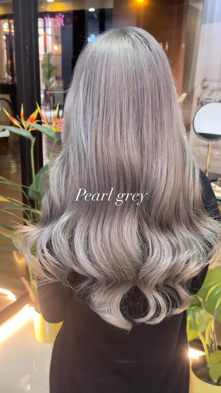 #pearlgrey 
•Bleach package 5000thb~
•care bleach x ultrasonic 6500thb~
-
สิ่งที่มาพร้อมกับบริการของพวกเรา
🟡 ก่อนทำสีจะมีการฉีดสเปรย์กันแสบที่หนังศีรษะ
 ทำเคมีโดยไม่กังวลด้วยโฟมเคราติน และ Repair Mist ไม่ให้เกล็ดผมที่สำคัญต้องเสียไป
 สเต็ปการสระผมของทางร้านที่ได้เป็นแค่การล้าง พร้อมด้วยผลิตภัณฑ์จากญี่ปุ่น
🟣 เซ็ตผมตามรีเควสพร้อมด้วยแว็กซ์,ออยด์และเซรุ่มผม
🟠 ทำผมเสร็จยังมีสติ็กเกอร์ออริจินอลของทางร้านแถมให้ เอคคลูซีฟสำหรับ VIP เมมเบอร์ที่สมัครครั้งแรกจะมีแก้วน้ำออริจินอลของร้านแถมให้อีก
🟢 พร้อมน้ำดื่มระหว่างทำผมให้เลือกถึง 10 อย่าง
️ ที่จอดรถฟรีแถมไม่ใช่ที่กลางแจ้ง
️ แถมด้วยรอยยิ้มและความรู้สึกที่อยากให้ทุกคนสวยเริ่ดดดดด(แน่นอนฟรีอยู่แล้ว)
-
ที่ตั้งร้าน ร้านอยู่ใกล้กับ บีทีเอสพร้อมพงษ์ ในซอยสุขุมวิท 39 ซอยพร้อมศรี 1 metropole residence ชั้น1 ร้านมีที่จอดรถบริการค่ะ
Metropole residence,soi Phrom si1,Sukhumvit39
จองคิวหรือสอบถามได้ที่เบอร์ tel:020048180
Line@: aki-endo
เวลาทำการ: 10:00AM – 8:00PM (หยุดทุกวันอังคาร Tueday closed)  #ตัดผมสไตล์ญี่ปุ่น #เซ็ตผม #ทำสีผม #ตัดผม #หน้าม้า #หน้าม้าซีทรู #ร้านทำผม #ร้านทำผม #สุขุมวิท #ไฮไลท์ #ทรงผมเกาหลี #ดัดผม #ทรงผมสไตล์เกาหลี #สไตล์เกาหลี #ม้วนผม #ผมสั้น #ฟอกผม #ย้อมผม #バンコク美容院 #バンコク美容室 #染髪 #漂髪 #漸層染 #理发 #염색 #앞머리 #헤어컬러링 #탈색