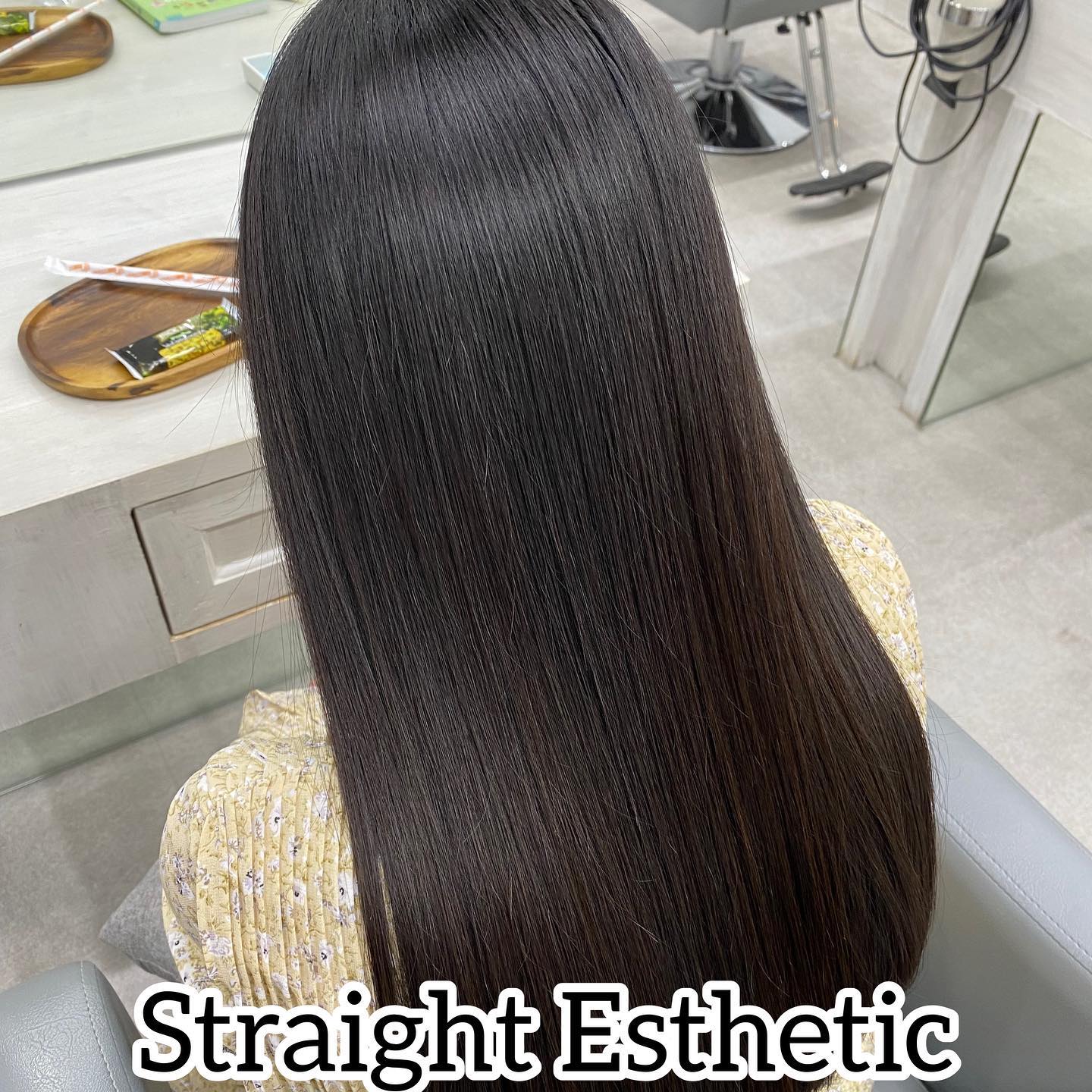 Straight Esthetic  เปรียบเทียบการยืดแบบstraight esthetic และ การยืดแบบทั่วไปค่อนข้างมีความแตกต่างกันมาก  straight Esthetic ผมจะนุ่มมากและดูตรงเป็นธรรมชาติ ด้วยตัวยาและส่วนผสมสูตรเฉพาะของร้านเรา ไม่ว่าจะมีผมหยักศกหรือผมที่ผ่านการถูกทำลาย ก็สามารถยืดให้ผมตรงสลวยและเงางามได้โดยที่ไม่ทำร้ายเส้นผม  เมื่อเส้นผมได้เปลี่ยนไปเป็นผมที่ตรงลวยแล้ว เพียงแค่เป่าเองที่บ้านให้แห้งผมก็สวยและเงางาม  หลังจากการยืด straight Esthetic รู้สึกผมนุ่มมากเหมือนเป็นผมที่เกิดใหม่ จนอยากสัมผัสตลอดทั้งวัน 🤣  ระยะเวลาที่อยู่ได้ โดยประมาณครึ่งปีถึง1ปี ขึ้นอยู่กับสภาพเส้นผมและการดูแลของแต่ละท่าน และหากดูแลเส้นผมหลังการยืดอย่างต่อเนื่อง ผมจะยิ่งเงางามและอยู่ได้นานยิ่งขึ้น  การที่จะมีสภาพเส้นผมที่สวยและอยู่ได้นานนั้น ยังต้องอาศัยความร่วมมือในการดูแลเส้นผมของคุณลูกค้าอย่างต่อเนื่อง  หลังจากยืดผมแล้วประมาณ2วัน สามารถม้วนผมหรือมัดผมได้ตามที่ต้องการ  บริเวณโคนผม หากมีผมหยักศกขึ้นใหม่ สามารถยืดแค่บริเวณโคนผมและปลายผมทำtreatment esthetic แทนนะคะ  #bangkok #thonglor #bangkokhairsalon #ผม #เกาหลี #ม้วนผม เกาหลี #ร้านเสริมสวย #ดัดผม #สไตล์เกาหลี #hairesthetic #organic