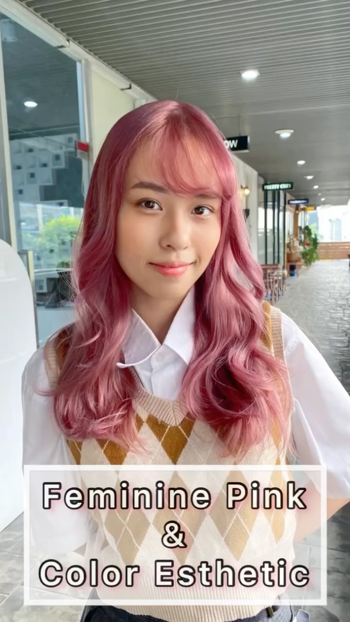 สวัสดีค่ะ 
วันนี้ Cuu's hairขอนำเสนอสี Feminine Pink+ Color Esthetic 
เป็นเฉดสีชมพูโปร่งใสดูมีมิติ ไม่ว่าจะสาวหวานหรือสาวเปรี้ยวก็เข้ากันได้ทุกสไตล์  แม้สีจะเฝดออกไปแล้วแต่ก็ยังคงสีพาสเทลที่สวย ไม่ดูเป็นสีสนิม  สีนี้ฟอกประมาณ2รอบนะคะ
Color Esthetic
7300 บาท → 5600 baht(ไม่รวมฟอก)
เป็นเมนูทำสีผมพร้อมกับเติมสารอาหารเป็นจำนวนมากแก่เส้นผม ที่อุดมไปด้วยคุณประโยชน์มากมายเช่น กรดอะมิโน กรดไฮยาลูโรนิก เซราไมด์ เคราติน คอลลาเจน วิตามินฯลฯ ถึงแม้เส้นผมจะผ่านการฟอกมา ผมก็ยังดูเงางามและนุ่มลื่น ️  IG:cuushair
Facebook : Cuu's​ hair
TEL : 02-065-0909
HP: https://cuushair.com  #bangkok #thonglor #bangkokhairsalon #ผม #เกาหลี #ม้วนผมเกาหลี #ร้านเสริมสวย #ดัดผม #สไตล์เกาหลี #hairesthetic #organic #バンコク美容室