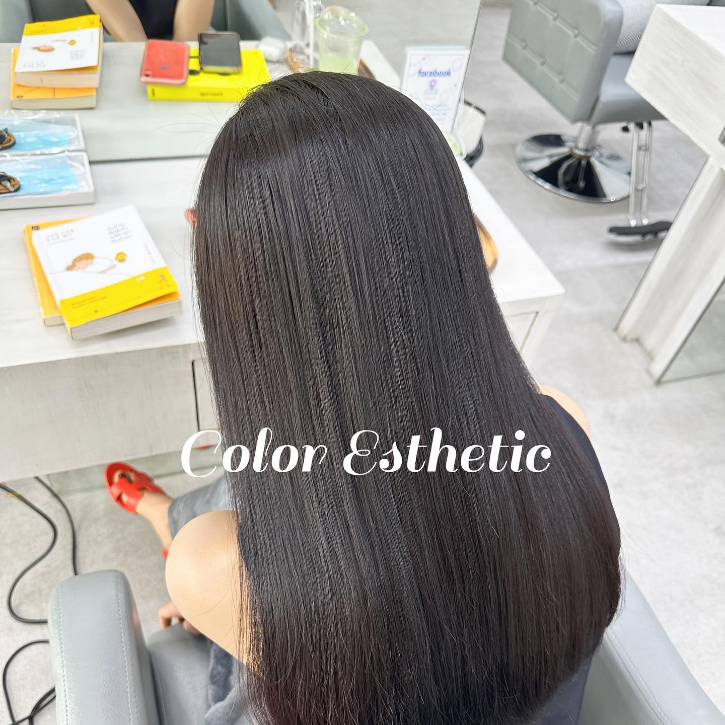 Color Esthetic 
⁡
ถึงแม้จะเป็นรายการเกี่ยวกับการทำสีผม แต่ก็สามารถทำให้เส้นผมมีสุขภาพที่ดีขึ้นได้🤫
⁡
เมนูCuu's hair เป็นเมนูยอดนิยม จำเป็นต้องจำกัดสิทธิ์ในการจองคิว แนะนำให้ทุกท่านรีบติดต่อทางเราเพื่อสำรองคิวไว้ล่วงหน้า
สำหรับเมนูนี้เป็นการทำสีพร้อมกับการดูแลเส้นผมด้วยการเติมสารอาหารจำนวนมาก เช่น เคราติน คอลลาเจน กรดอะมิโน กรดไฮยาลูโรนิก เซราไมด์ ฯลฯ 
ไม่ว่าจะเป็นพื้นผมธรรมดา หรือพื้นผมที่ผ่านการฟอก ผมจะดูเงางามขึ้น เนื่องจากเส้นผมได้รับการบำรุงดูแลจากภายใน ไม่ว่าจะมีสภาพเส้นผมอย่างไรผมจะดีขึ้นได้อย่างแน่นอน 
⁡
แนะนำ!! เหมาะสำหรับผู้ที่ต้องการทำสีผมแต่ไม่ต้องการให้เส้นผมหรือหนังศรีษะถูกทำลายหรือได้รับความเสียหาย  
⁡
อยากให้ทุกท่านได้สัมผัสกับเมนูทำผมอย่างเต็มรูปแบบที่สัมผัสได้ที่ CUU’s hair ที่เดียวเท่านั้น ‍♀️
⁡
Color Esthetic
7300 บาท → 5600 บาท
ตัด (ส่วนลด 700 บาท หากไม่มีการตัด),ทำสี ,ให้คำปรึกษา, ดีท็อกซ์หนังศีรษะ,สระผม, แชมพู ,ทรีทเม้นท์, เซ็ท, เป่า,การรับประกัน (ฟรี) ปรึกษาทางไลน์ (ฟรี) + ตัดหน้าม้าหลังทำ 3 สัปดาห์
⁡
ระยะเวลาที่ใช้ : ประมาณ 3 ชั่วโมง
⁡
カラーエステは…
⁡
ヘアカラーメニューなのに髪の毛が良くなります🤫
⁡
クーズヘアの人気メニュー、予約に制限を設けているのでご予約はお早めに！
ケラチン、コラーゲン、アミノ酸、スーパーヒアルロン酸、セラミドなどなどここでは伝えきれない程の栄養をたくさん入れながらカラーの施術しています。普通の髪はもちろん、ブリーチ毛でも、とても艶が出て、髪の内部から栄養補給されてどんな髪でも本来の状態が必ず良くなります！
カラーしたいけど、髪や頭皮を傷ませたくない方におすすめです！
⁡
クーズヘアのオリジナル、髪エステ是非体験してください‍♀️
⁡
カラーエステ
7300B→5600B
カラー、カウンセリング、頭皮デトックス、髪クレンジング、シャンプー、トリートメント、カット（カットなしは７００Bオフ）セット、ブロー、技術保証（無料）ライン相談（無料）
⁡
所要時間:約3時間
⁡
IG:cuushair
Facebook : Cuu's​ hair
HP: https://cuushair.com
TEL : 02-065-0909
#bangkok #thonglor #bangkokhairsalon #ผม #เกาหลี #ม้วนผมเกาหลี #ร้านเสริมสวย #ดัดผม #สไตล์เกาหลี #hairesthetic #organic