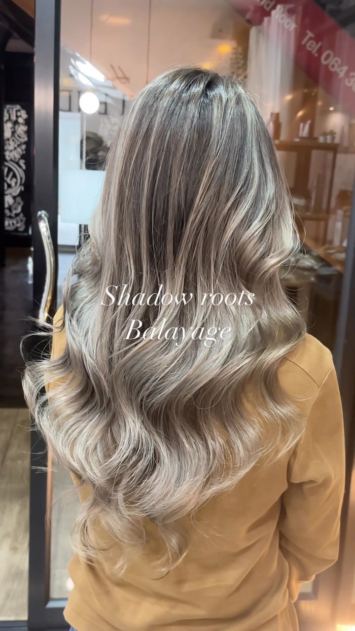 Shadow roots balayage 
หลังจากการฟอก ก็ลงสีเข้มที่โคนเพื่อเพิ่มคอนทราส เพื่อที่ไม่ให้สีมีการติดส้มติดแดงแบบการย้อมปกติ
-
สิ่งที่มาพร้อมกับบริการของพวกเรา
🟡 ก่อนทำสีจะมีการฉีดสเปรย์กันแสบที่หนังศีรษะ
 ทำเคมีโดยไม่กังวลด้วยโฟมเคราติน และ Repair Mist ไม่ให้เกล็ดผมที่สำคัญต้องเสียไป
 สเต็ปการสระผมของทางร้านที่ได้เป็นแค่การล้าง พร้อมด้วยผลิตภัณฑ์จากญี่ปุ่น
🟣 เซ็ตผมตามรีเควสพร้อมด้วยแว็กซ์,ออยด์และเซรุ่มผม
🟠 ทำผมเสร็จยังมีสติ็กเกอร์ออริจินอลของทางร้านแถมให้ เอคคลูซีฟสำหรับ VIP เมมเบอร์ที่สมัครครั้งแรกจะมีแก้วน้ำออริจินอลของร้านแถมให้อีก
🟢 พร้อมน้ำดื่มระหว่างทำผมให้เลือกถึง 10 อย่าง
️ ที่จอดรถฟรีแถมไม่ใช่ที่กลางแจ้ง
️ แถมด้วยรอยยิ้มและความรู้สึกที่อยากให้ทุกคนสวยเริ่ดดดดด(แน่นอนฟรีอยู่แล้ว)
-
ที่ตั้งร้าน ร้านอยู่ใกล้กับ บีทีเอสพร้อมพงษ์ ในซอยสุขุมวิท 39 ซอยพร้อมศรี 1 metropole residence ชั้น1 ร้านมีที่จอดรถบริการค่ะ
Metropole residence,soi Phrom si1,Sukhumvit39
จองคิวหรือสอบถามได้ที่เบอร์ tel:020048180
Line@: aki-endo
เวลาทำการ: 10:00AM – 8:00PM (หยุดทุกวันอังคาร Tueday closed)  #ตัดผมสไตล์ญี่ปุ่น #เซ็ตผม #ทำสีผม #ตัดผม #หน้าม้า #หน้าม้าซีทรู #ร้านทำผม #ร้านทำผม #สุขุมวิท #ไฮไลท์ #ทรงผมเกาหลี #ดัดผม #ทรงผมสไตล์เกาหลี #สไตล์เกาหลี #ม้วนผม #ผมสั้น #ฟอกผม #ย้อมผม #バンコク美容院 #バンコク美容室 #染髪 #漂髪 #漸層染 #理发 #염색 #앞머리 #헤어컬러링 #탈색