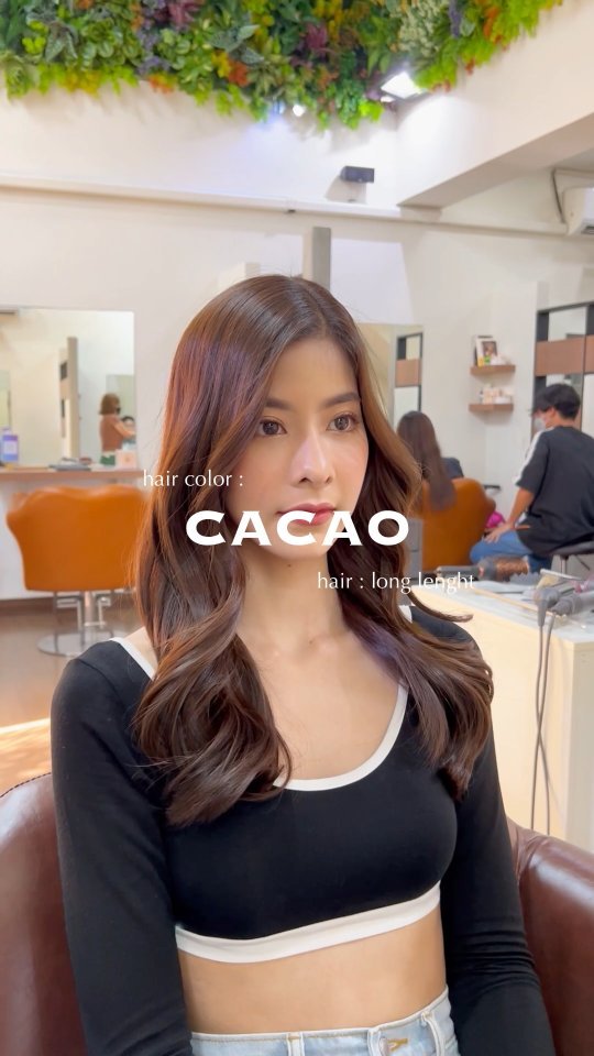 Style :    Long  Color :  CACAO        วันนี้เรามาแนะนำสีสำหรับหนุ่มๆสาวๆคนไหนที่กำลังมีแพลนจะเปลี่ยนสีผม อย่าเพิ่งด่วนตัดสินใจจนกว่าจะทำความรู้จักกับโทนสีน้ำตาล CACAO 
     😀 สีน้ำตาล CACAO มีความพิเศษเฉพาะตัว นอกจากจะเหมาะกับหนุ่มสาวที่ต้องการลุคธรรมชาติแล้ว ยังสามารถปรับลุคด้วยการเซ็ทผมให้ดูมีวอลลุ่ม หรือทำให้ดูยุ่งๆ และยังเข้ากันได้ดีกับทรงผมหลายแบบ หลายสไตล์อีกด้วย แนะนำทุกคนมาลองเปลี่ยนลุคกันได้ค่ะ  Stylist :   GAME  @gamenoolek89  FB :  BELL Otonagami  salon  Tel :      020003001
LINE :   @skk6845h
Business hours :   9AM〜9PM  Please feel free to contact us/お気軽にお問合せください️  #Bellotonagamisalon #ร้านทำผมญี่ปุ่น #バンコク美容室 #バンコク駐在 #バンコク在住