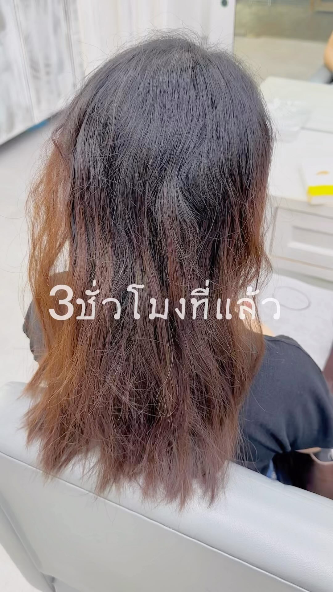 Straight Esthetic  เปรียบเทียบการยืดแบบstraight esthetic และ การยืดแบบทั่วไปค่อนข้างมีความแตกต่างกันมาก  straight Esthetic ผมจะนุ่มมากและดูตรงเป็นธรรมชาติ ด้วยตัวยาและส่วนผสมสูตรเฉพาะของร้านเรา ไม่ว่าจะมีผมหยักศกหรือผมที่ผ่านการถูกทำลาย ก็สามารถยืดให้ผมตรงสลวยและเงางามได้โดยที่ไม่ทำร้ายเส้นผม  เมื่อเส้นผมได้เปลี่ยนไปเป็นผมที่ตรงลวยแล้ว เพียงแค่เป่าเองที่บ้านให้แห้งผมก็สวยและเงางาม  หลังจากการยืด straight Esthetic รู้สึกผมนุ่มมากเหมือนเป็นผมที่เกิดใหม่ จนอยากสัมผัสตลอดทั้งวัน 🤣  ระยะเวลาที่อยู่ได้ โดยประมาณครึ่งปีถึง1ปี ขึ้นอยู่กับสภาพเส้นผมและการดูแลของแต่ละท่าน และหากดูแลเส้นผมหลังการยืดอย่างต่อเนื่อง ผมจะยิ่งเงางามและอยู่ได้นานยิ่งขึ้น  การที่จะมีสภาพเส้นผมที่สวยและอยู่ได้นานนั้น ยังต้องอาศัยความร่วมมือในการดูแลเส้นผมของคุณลูกค้าอย่างต่อเนื่อง  หลังจากยืดผมแล้วประมาณ2วัน สามารถม้วนผมหรือมัดผมได้ตามที่ต้องการ  บริเวณโคนผม หากมีผมหยักศกขึ้นใหม่ สามารถยืดแค่บริเวณโคนผมและปลายผมทำtreatment esthetic แทนนะคะ  #bangkok #thonglor #bangkokhairsalon #ผม #เกาหลี #ม้วนผม เกาหลี #ร้านเสริมสวย #ดัดผม #สไตล์เกาหลี #hairesthetic #organic