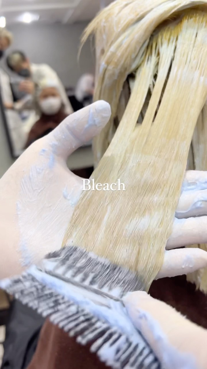 #beige #beigeblonde 
ดีไซน์สวย จนใครๆก็อยากเอามาReference 
•bleach package 5000thb~ 
(include 1-2times bleach)
•care bleach 6500thb~
(include 1-2times bleach)
-
☆☆☆☆
・ไฮไลท์,เทคนิคตัดที่ละเอียด ควบคู่ผลิตภัณฑ์และเทคนิคจากญี่ปุ่น สร้างสรรค์ทรงผม
・เข้าถึงทุกเทรนด์ไม่ว่าจะญี่ปุ่นหรือเกาหลี
☆☆☆☆
・Akiendo คือทรงผมที่เชื่อมไปถึงความมั่นใจของคุณ🤩
☆☆☆☆
・พวกเรานั้นมีรับประกันสี10วัน(ไม่รวมสีหลุดโดยธรรมชาติ)
・สำหรับท่านที่ทำไฮไลท์ครั้งแรก สามารถใส่สีอีกครั้งในราคา 1000 บาทภายใน 20 วัน
☆☆☆☆
-
ที่ตั้งร้าน ร้านอยู่ใกล้กับ บีทีเอสพร้อมพงษ์ ในซอยสุขุมวิท 39 ซอยพร้อมศรี 1 metropole residence ชั้น1 ร้านมีที่จอดรถบริการค่ะ
Metropole residence,soi Phrom si1,Sukhumvit39
จองคิวหรือสอบถามได้ที่เบอร์ tel:020048180
Line@: aki-endo
เวลาทำการ: 10:00AM – 8:00PM (หยุดทุกวันอังคาร Tueday closed)  #haircut  #haircolor #hairstyle #akiendo #bangkokhairsalon #ตัดผมสไตล์ญี่ปุ่น #เซ็ตผม #ทำสีผม #ตัดผม #หน้าม้า #หน้าม้าซีทรู #ร้านทำผม #ร้านทำผม #สุขุมวิท #ไฮไลท์ #ทรงผมเกาหลี #ดัดผม #ทรงผมสไตล์เกาหลี #สไตล์เกาหลี #ม้วนผม #ผมสั้น #ฟอกผม #ย้อมผม #バンコク美容院 #バンコク美容室