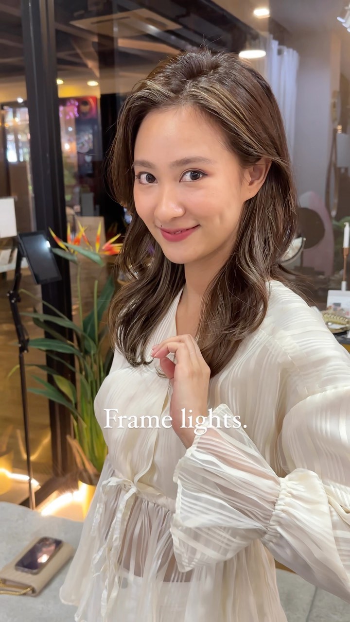 #framelights 
Face framing high lights.
Bright your face
-
☆☆☆☆
・ไฮไลท์,เทคนิคตัดที่ละเอียด ควบคู่ผลิตภัณฑ์และเทคนิคจากญี่ปุ่น สร้างสรรค์ทรงผม
・เข้าถึงทุกเทรนด์ไม่ว่าจะญี่ปุ่นหรือเกาหลี
☆☆☆☆
・Akiendo คือทรงผมที่เชื่อมไปถึงความมั่นใจของคุณ🤩
☆☆☆☆
・พวกเรานั้นมีรับประกันสี10วัน(ไม่รวมสีหลุดโดยธรรมชาติ)
・สำหรับท่านที่ทำไฮไลท์ครั้งแรก สามารถใส่สีอีกครั้งในราคา 1000 บาทภายใน 20 วัน
☆☆☆☆
-
ที่ตั้งร้าน ร้านอยู่ใกล้กับ บีทีเอสพร้อมพงษ์ ในซอยสุขุมวิท 39 ซอยพร้อมศรี 1 metropole residence ชั้น1 ร้านมีที่จอดรถบริการค่ะ
Metropole residence,soi Phrom si1,Sukhumvit39
จองคิวหรือสอบถามได้ที่เบอร์ tel:020048180
Line@: aki-endo
เวลาทำการ: 10:00AM – 8:00PM (หยุดทุกวันอังคาร Tueday closed)  #haircut  #haircolor #hairstyle #akiendo #bangkokhairsalon #ตัดผมสไตล์ญี่ปุ่น #เซ็ตผม #ทำสีผม #ตัดผม #หน้าม้า #หน้าม้าซีทรู #ร้านทำผม #ร้านทำผม #สุขุมวิท #ไฮไลท์ #ทรงผมเกาหลี #ดัดผม #ทรงผมสไตล์เกาหลี #สไตล์เกาหลี #ม้วนผม #ผมสั้น #ฟอกผม #ย้อมผม #バンコク美容院 #バンコク美容室