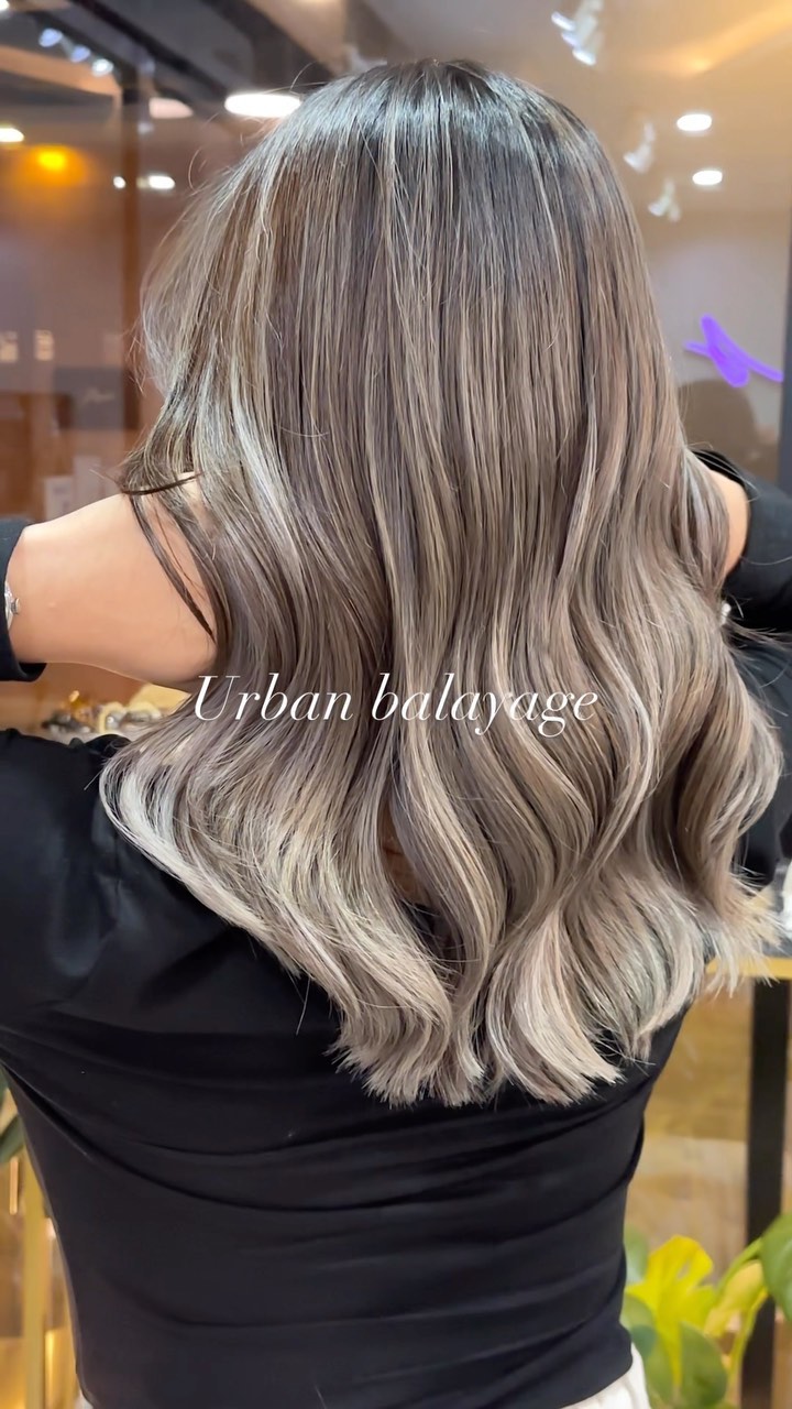 #urbanbalayage
Our unique style “urban balayage “
“มาทำทรงผมที่ทำให้ชอบตัวเองมากขึ้น”
-
☆☆☆☆
・ไฮไลท์,เทคนิคตัดที่ละเอียด ควบคู่ผลิตภัณฑ์และเทคนิคจากญี่ปุ่น สร้างสรรค์ทรงผม
・เข้าถึงทุกเทรนด์ไม่ว่าจะญี่ปุ่นหรือเกาหลี
☆☆☆☆
・Akiendo คือทรงผมที่เชื่อมไปถึงความมั่นใจของคุณ🤩
☆☆☆☆
・พวกเรานั้นมีรับประกันสี10วัน(ไม่รวมสีหลุดโดยธรรมชาติ)
・สำหรับท่านที่ทำไฮไลท์ครั้งแรก สามารถใส่สีอีกครั้งในราคา 1000 บาทภายใน 20 วัน
☆☆☆☆
-
ที่ตั้งร้าน ร้านอยู่ใกล้กับ บีทีเอสพร้อมพงษ์ ในซอยสุขุมวิท 39 ซอยพร้อมศรี 1 metropole residence ชั้น1 ร้านมีที่จอดรถบริการค่ะ
Metropole residence,soi Phrom si1,Sukhumvit39
จองคิวหรือสอบถามได้ที่เบอร์ tel:020048180
Line@: aki-endo
เวลาทำการ: 10:00AM – 8:00PM (หยุดทุกวันอังคาร Tueday closed)  #haircut  #haircolor #hairstyle #akiendo #bangkokhairsalon #ตัดผมสไตล์ญี่ปุ่น #เซ็ตผม #ทำสีผม #ตัดผม #หน้าม้า #หน้าม้าซีทรู #ร้านทำผม #ร้านทำผม #สุขุมวิท #ไฮไลท์ #ทรงผมเกาหลี #ดัดผม #ทรงผมสไตล์เกาหลี #สไตล์เกาหลี #ม้วนผม #ผมสั้น #ฟอกผม #ย้อมผม #バンコク美容院 #バンコク美容室