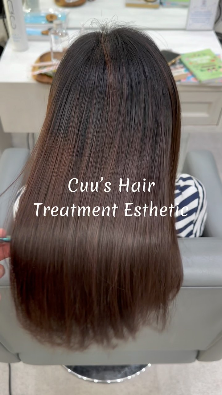 Cuu’s hair สวัสดีค่า ‍♀️
วันนี้มีแอดมินมีเมนู Treatment Estheticมาแนะนำค่า 🥰‍♀️‍♀️
เป็นTreatmentที่ผลิตขึ้นจากประเทศญี่ปุ่น ซึ่งอุดมไปด้วยสารอาหารที่จำเป็นต่อเส้นผม ช่วยให้เส้นผมของเราสุขภาพดีมากยิ่งขึ้น ชี้ฟูน้อยลง สวยนุ่มลื่นอย่างเป็นธรรมชาติ ซึ่งอยู่ได้ถึง1.5-2เดือนเลย หากบำรุงอย่างต่อเนื่องสามารถทำให้ผมที่แห้งเสียกลับมามีชีวิตชีชาได้อีกครั้งด้วยค่า ‍♀️🥰  รายละเอียดราคาโปรโมชั่นช่วงนี้
Treatment Esthetic
4900THB → 4300THB
ตัด ,ทรีทเม้นท์ ,ให้คำปรึกษา, ดีท็อกซ์หนังศีรษะ ,สระผม, แชมพู, เซ็ท,เป่า,การรับประกัน (ฟรี) ปรึกษาทางไลน์ (ฟรี)  หากคุณลูกค้าไม่ต้องการ ตัดผมจะมีส่วนลด 700 บาท
ระยะเวลาที่ใช้ : ประมาณ 2 ชั่วโมง  ทางร้านจะใช้โปรตีนคุณภาพสูงจากธรรมชาติ เซราไมด์ คอลลาเจน กรดอะมิโน และกรดไฮยาลูโรนิกจากธรรมชาติให้กับเส้นผมเพื่อให้สารอาหารซึมซาบเข้าสู่เส้นผม เพื่อป้องกันไม่ให้สารอาหารและน้ำที่หล่อเลี้ยงหลุดออกมา พร้อมทั้งยังเติมส่วนผสมที่ให้ความชุ่มชื้นตามธรรมชาติจากกับเส้นผมและหนังศีรษะ ฉะนั้นสภาวะแวดล้อมต่างๆจึงไม่ทำให้เกิดความเครียดกับเส้นผมและหนังศีรษะหลังทำ 
จะช่วยซ่อมแซมเส้นผมที่เสีย กลับมามีผมที่แข็งแรงมากขึ้น ลดการชี้ฟูของเส้นผมให้ผมให้ดูสวยงามมากขึ้น ไม่ใช่เป็นการแค่บำรุงเส้นผมแต่ยังช่วยบำรุงหนัจงศรีษะ ป้องกันผมขาดหลุดร่วงอีกด้วยนะคะ🥰  โปรโมชั่นHair Esthetic
Color Esthetic 7300 บาท → 5600 บาท(ราคานี้ไม่รวมฟอก) 
Perm Esthetic 8400 บาท → 6900 บาท
Straight  Esthetic 10500 บาท → 7400 บาท  IG:cuushair
Facebook:Cuu’s hair
HP: https://cuushair.com
TEL:02-065-0909  #bangkok #thonglor #bangkokhairsalon #ผม #เกาหลี #ญี่ปุ่น #ม้วนผม #ร้านเสริมสวย #ดัดผม #เสริมสวย #ทรงผม #สไตล์เกาหลี #สไตล์ญี่ปุ่น #hairesthetic #organic