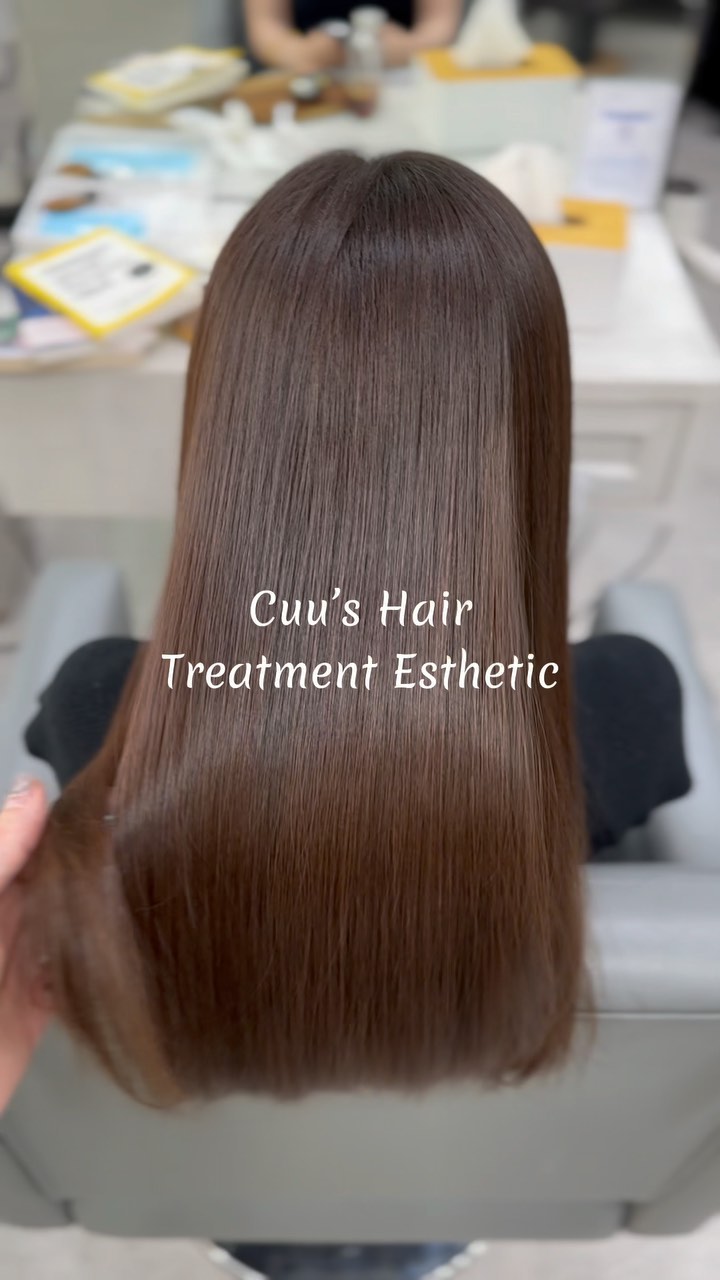 Cuu’s hair สวัสดีค่า ‍♀️
วันนี้มีแอดมินมีเมนู Treatment Estheticมาแนะนำค่า 🥰‍♀️‍♀️
เป็นTreatmentที่ผลิตขึ้นจากประเทศญี่ปุ่น ซึ่งอุดมไปด้วยสารอาหารที่จำเป็นต่อเส้นผม ช่วยให้เส้นผมของเราสุขภาพดีมากยิ่งขึ้น ชี้ฟูน้อยลง สวยนุ่มลื่นอย่างเป็นธรรมชาติ ซึ่งอยู่ได้ถึง1.5-2เดือนเลย หากบำรุงอย่างต่อเนื่องสามารถทำให้ผมที่แห้งเสียกลับมามีชีวิตชีชาได้อีกครั้งด้วยค่า ‍♀️🥰  รายละเอียดราคาโปรโมชั่นช่วงนี้
Treatment Esthetic
4900THB → 4300THB
ตัด ,ทรีทเม้นท์ ,ให้คำปรึกษา, ดีท็อกซ์หนังศีรษะ ,สระผม, แชมพู, เซ็ท,เป่า,การรับประกัน (ฟรี) ปรึกษาทางไลน์ (ฟรี)  หากคุณลูกค้าไม่ต้องการ ตัดผมจะมีส่วนลด 700 บาท
ระยะเวลาที่ใช้ : ประมาณ 2 ชั่วโมง  ทางร้านจะใช้โปรตีนคุณภาพสูงจากธรรมชาติ เซราไมด์ คอลลาเจน กรดอะมิโน และกรดไฮยาลูโรนิกจากธรรมชาติให้กับเส้นผมเพื่อให้สารอาหารซึมซาบเข้าสู่เส้นผม เพื่อป้องกันไม่ให้สารอาหารและน้ำที่หล่อเลี้ยงหลุดออกมา พร้อมทั้งยังเติมส่วนผสมที่ให้ความชุ่มชื้นตามธรรมชาติจากกับเส้นผมและหนังศีรษะ ฉะนั้นสภาวะแวดล้อมต่างๆจึงไม่ทำให้เกิดความเครียดกับเส้นผมและหนังศีรษะหลังทำ 
จะช่วยซ่อมแซมเส้นผมที่เสีย กลับมามีผมที่แข็งแรงมากขึ้น ลดการชี้ฟูของเส้นผมให้ผมให้ดูสวยงามมากขึ้น ไม่ใช่เป็นการแค่บำรุงเส้นผมแต่ยังช่วยบำรุงหนัจงศรีษะ ป้องกันผมขาดหลุดร่วงอีกด้วยนะคะ🥰  โปรโมชั่นHair Esthetic
Color Esthetic 7300 บาท → 5600 บาท(ราคานี้ไม่รวมฟอก) 
Perm Esthetic 8400 บาท → 6900 บาท
Straight  Esthetic 10500 บาท → 7400 บาท  IG:cuushair
Facebook:Cuu’s hair
HP: https://cuushair.com
TEL:02-065-0909  #bangkok #thonglor #bangkokhairsalon #ผม #เกาหลี #ญี่ปุ่น #ม้วนผม #ร้านเสริมสวย #ดัดผม #เสริมสวย #ทรงผม #สไตล์เกาหลี #สไตล์ญี่ปุ่น #hairesthetic #organic