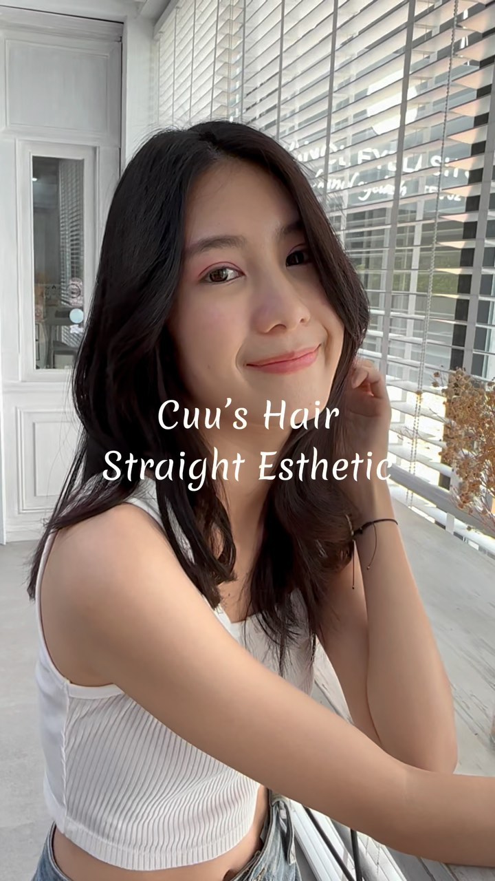 Cuu’s hair สวัสดีค่า ‍♀️
เคยรู้สึกเบื่อ รำคาญ หรือขาดความมั่นใจกับการที่เราต้องออกนอกบ้าน โดยที่ผมไม่สวยเป็นธรรมชาติบ้างมั้ยคะ แค่เป่าให้แห้งก็กินเวลานานแล้ว ไหนจะต้องเซตผมอีก อยากเป่าผมแห้งแล้วสวยเลยใช่มั้ยคะ 🥹 วันนี้แอดมินมีเมนูดีๆมาแนะนำค่า Straight Esthetic เมนูที่จะช่วยเปลี่ยนให้ชีวิตคุณง่ายมากขึ้น แค่เป่าผมก็สวยได้ 🥰 
Straight  Esthetic
10500 บาท → 7400 บาท
ตัด, ยืดผม,ให้คำปรึกษา, ดีท็อกซ์หนังศีรษะ, สระผม ,แชมพู ,ทรีทเม้นท์ ,เซ็ท,เป่า ,การรับประกัน (ฟรี) ปรึกษาทางไลน์ (ฟรี)  ระยะเวลาที่ใช้ : ประมาณ 4 ชั่วโมง ค่ะ  หากคุณลูกค้าไม่ต้องการตัดผมจะมีส่วนลด 700 บาท ‍♀️  ทางร้านจะใช้โปรตีนคุณภาพสูงจากธรรมชาติ เซราไมด์ คอลลาเจน กรดอะมิโน และกรดไฮยาลูโรนิกจากธรรมชาติให้กับเส้นผมเพื่อให้สารอาหารซึมซาบเข้าสู่เส้นผม เพื่อป้องกันไม่ให้สารอาหารและน้ำที่หล่อเลี้ยงหลุดออกมา พร้อมทั้งยังเติมส่วนผสมที่ให้ความชุ่มชื้นตามธรรมชาติจากกับเส้นผมและหนังศีรษะ ฉะนั้นสภาวะแวดล้อมต่างๆจึงไม่ทำให้เกิดความเครียดกับเส้นผมและหนังศีรษะหลังทำ 
จะช่วยซ่อมแซมเส้นผมที่เสีย กลับมามีผมที่แข็งแรงมากขึ้น ลดการชี้ฟูของเส้นผมให้ผมให้ดูสวยงามมากขึ้น ไม่ใช่เป็นการแค่บำรุงเส้นผมแต่ยังช่วยบำรุงหนังศรีษะ ป้องกันผมขาดหลุดร่วงอีกด้วยนะคะ🥰  โปรโมชั่นHair Esthetic
Color Esthetic 7300 บาท → 5600 บาท(ราคานี้ไม่รวมฟอก) 
Perm Esthetic 8400 บาท → 6900 บาท
Treatment Esthetic 4900 บาท → 4300 บาท  IG:cuushair
Facebook:Cuu’s hair
HP: https://cuushair.com
TEL:02-065-0909  #bangkok #thonglor #bangkokhairsalon #ผม #เกาหลี #ญี่ปุ่น #ม้วนผม #ร้านเสริมสวย #ดัดผม #เสริมสวย #ทรงผม #สไตล์เกาหลี #สไตล์ญี่ปุ่น #hairesthetic #organic