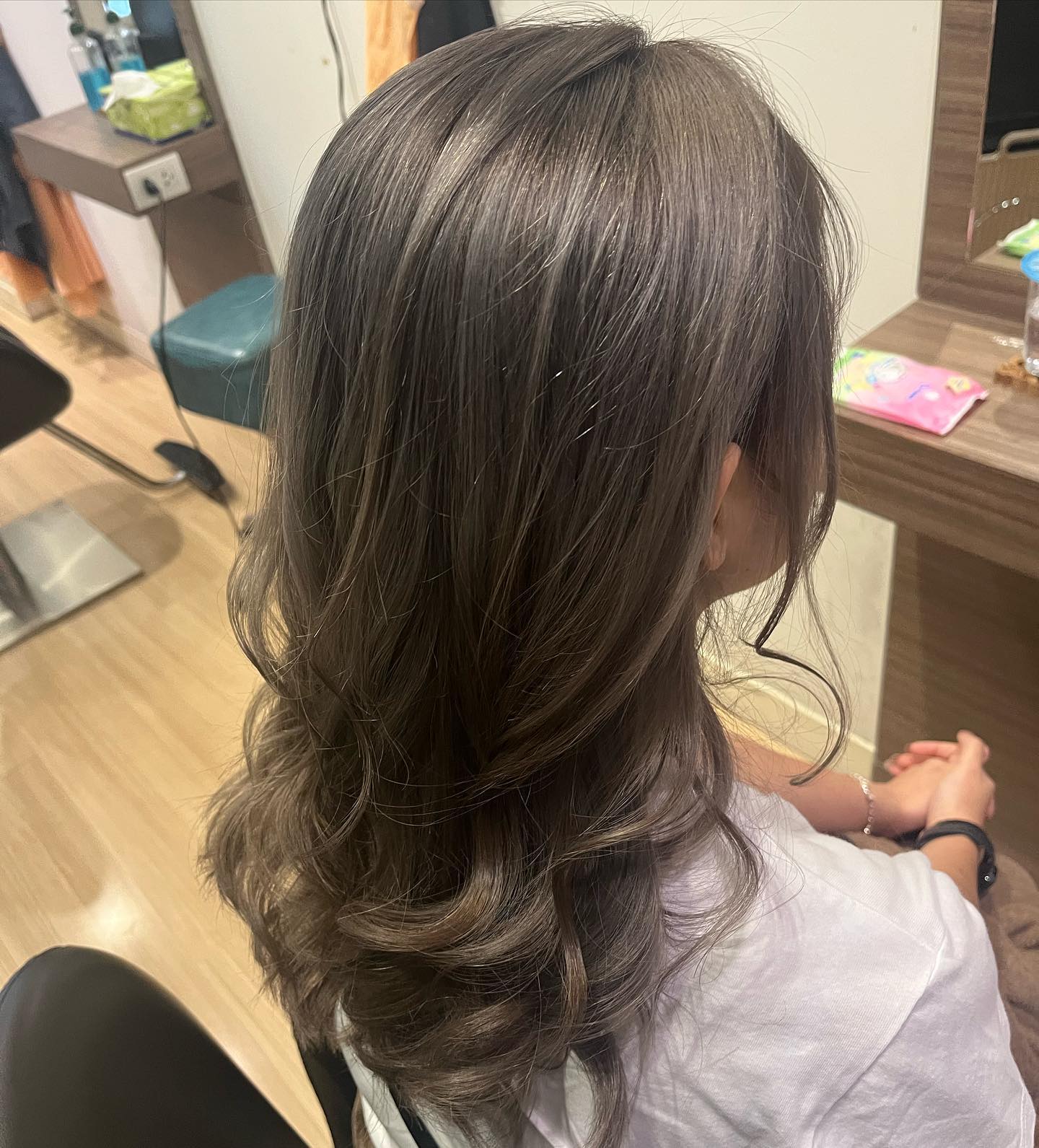 #silver #haircolor  Sukhumvit 39 マノモール内2F(入口に世界の山ちゃん　さんがあるモール)
️駐車場有ります。
0855566221
LINE 
　@を頭につけてrossa_hair
@rossa_hair  営業時間
 9:00-18:00(最終カット受付)
定休日　毎週水曜  #rossahair #ロッサヘアー #バンコク美容室 #プロンポン美容室 #バンコク #美容師 #プロンポン #ヘアサロン #日経美容室 #美容室 #美容師 #バンコク駐在 #駐妻 #japanese